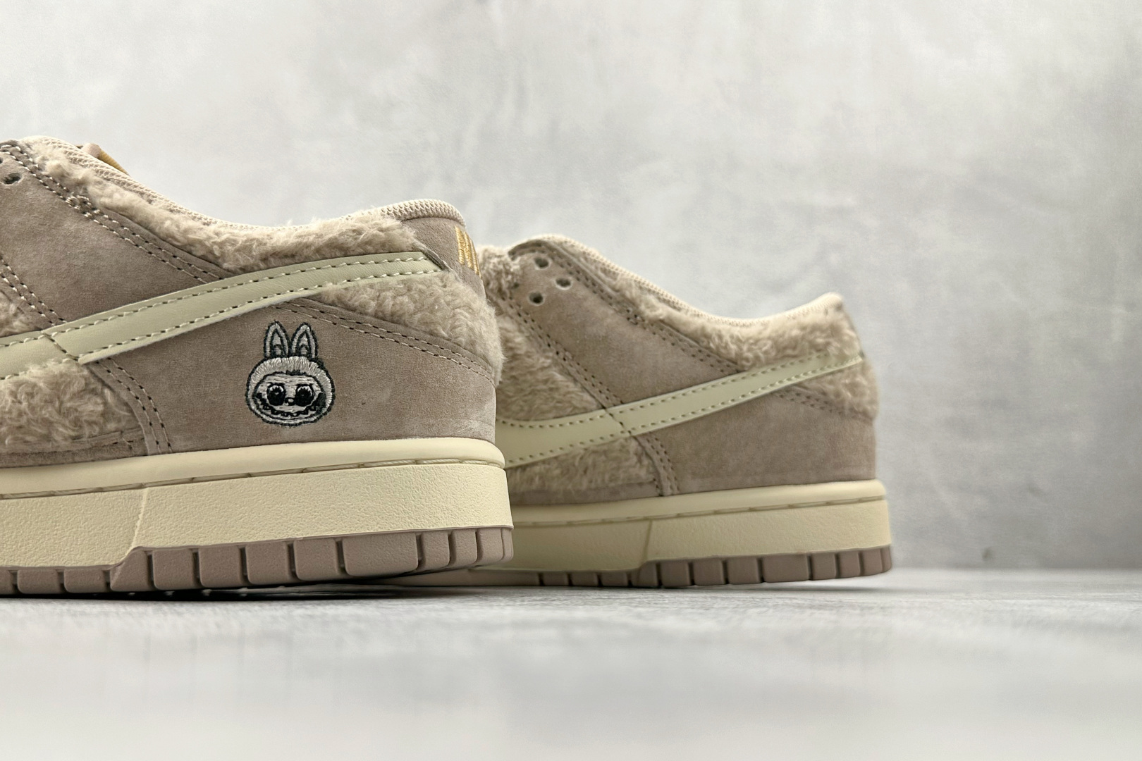 240 Nike BY POP MART LABUBU 太妃糖糖 GB6675-006