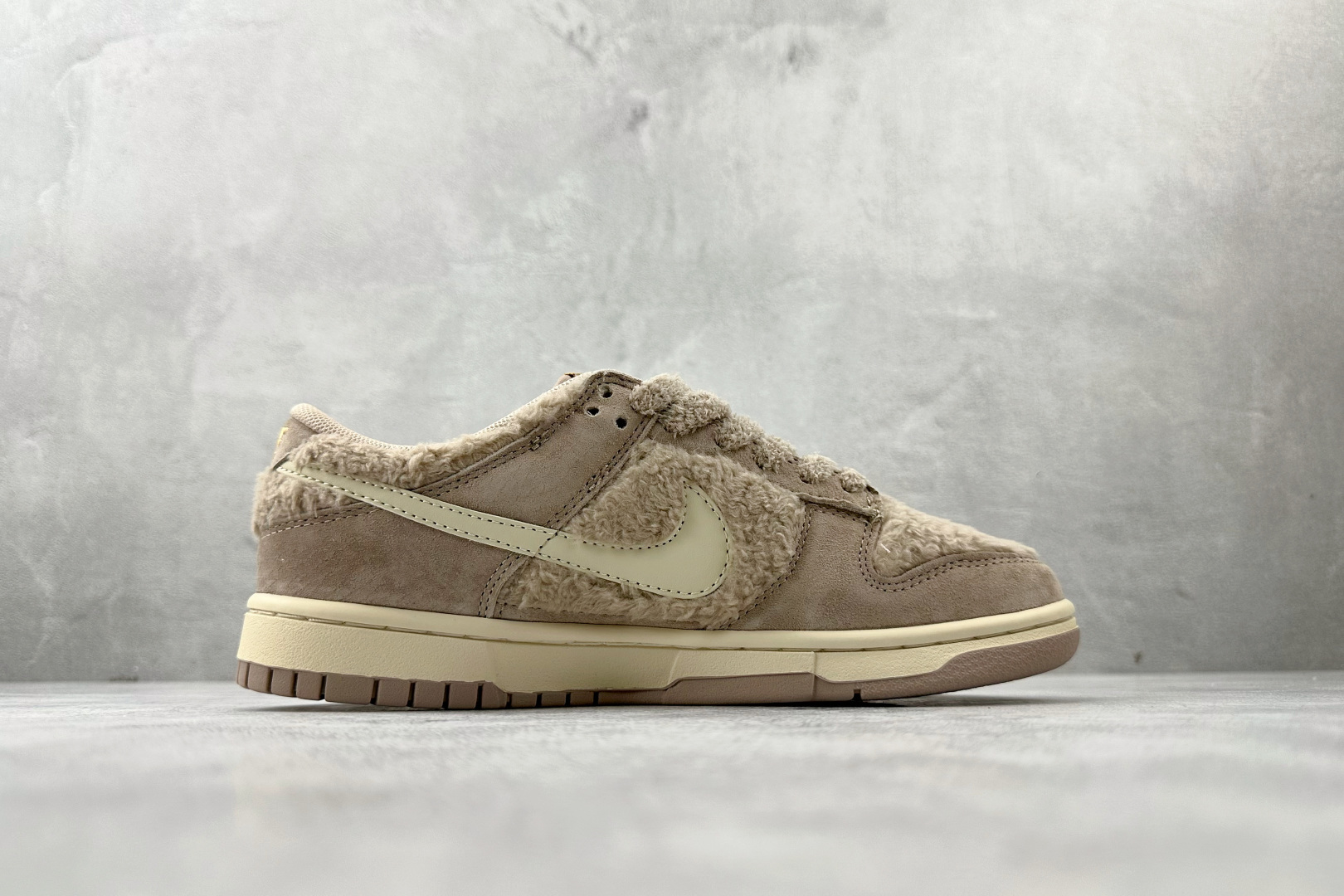 240 Nike BY POP MART LABUBU 太妃糖糖 GB6675-006