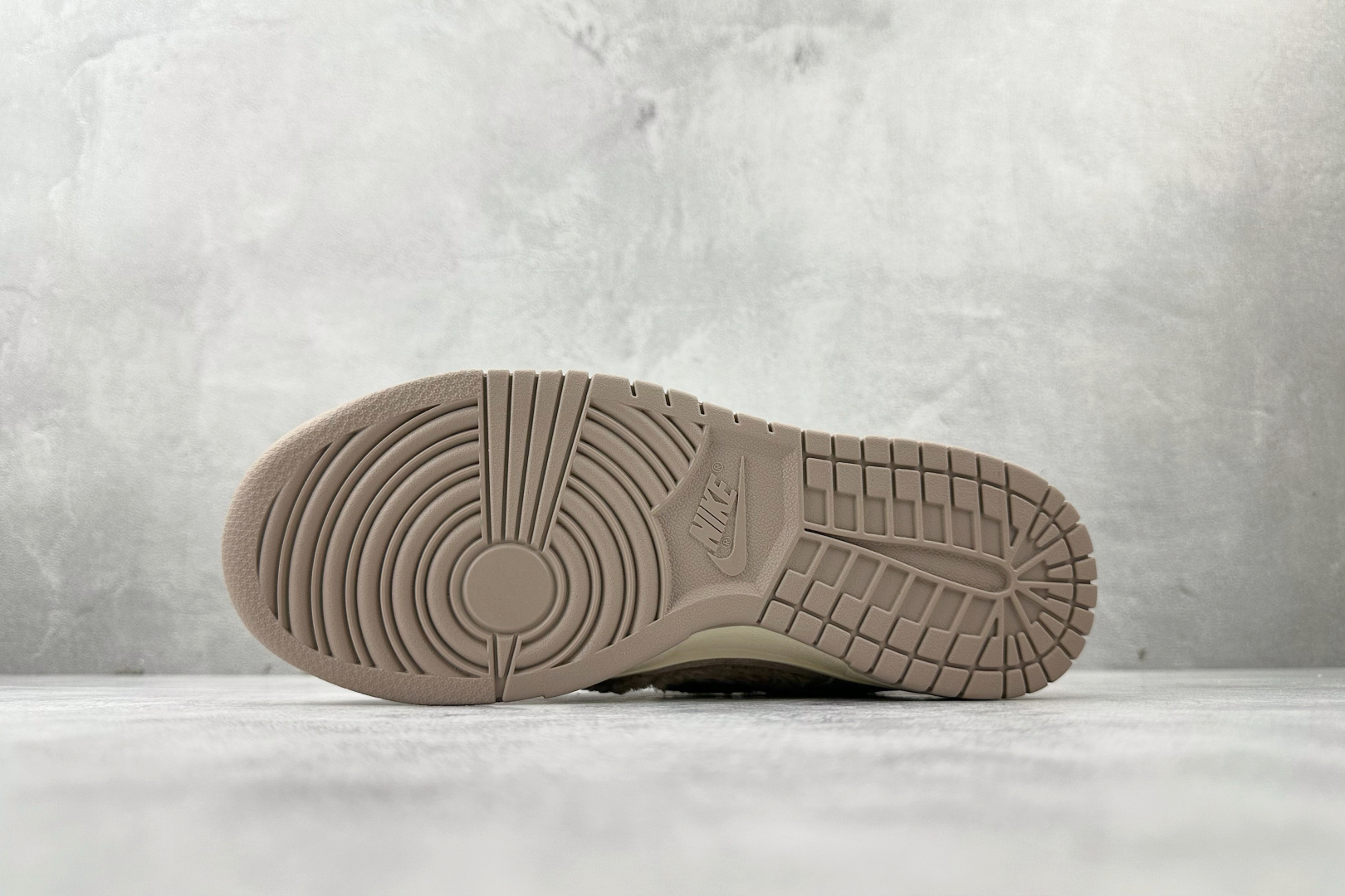 240 Nike BY POP MART LABUBU 太妃糖糖 GB6675-006