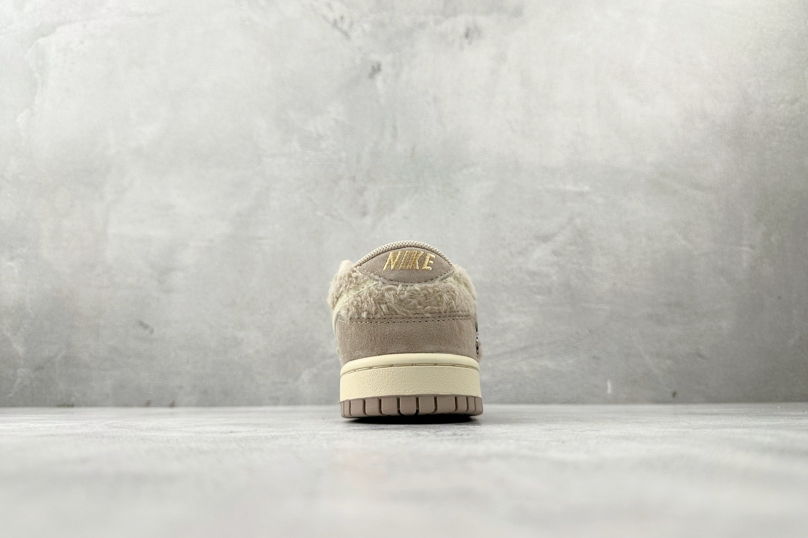 240 Nike BY POP MART LABUBU 太妃糖糖 GB6675-006