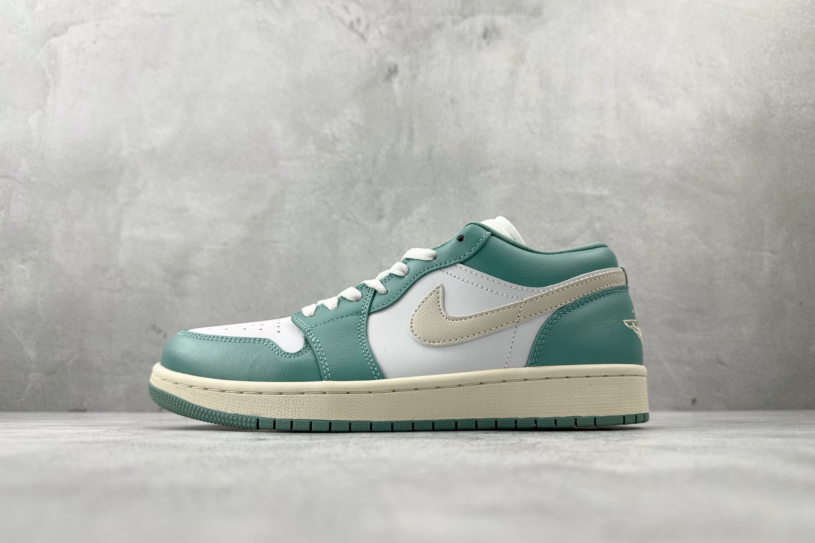 XC 💰130
Jordan Air Jordan 1 白绿

货号：DC0774-138
尺码：36 36.5 37 38.5 39 40 40.5 41 42 42.5 43 44 44.5 45 46
编码：28