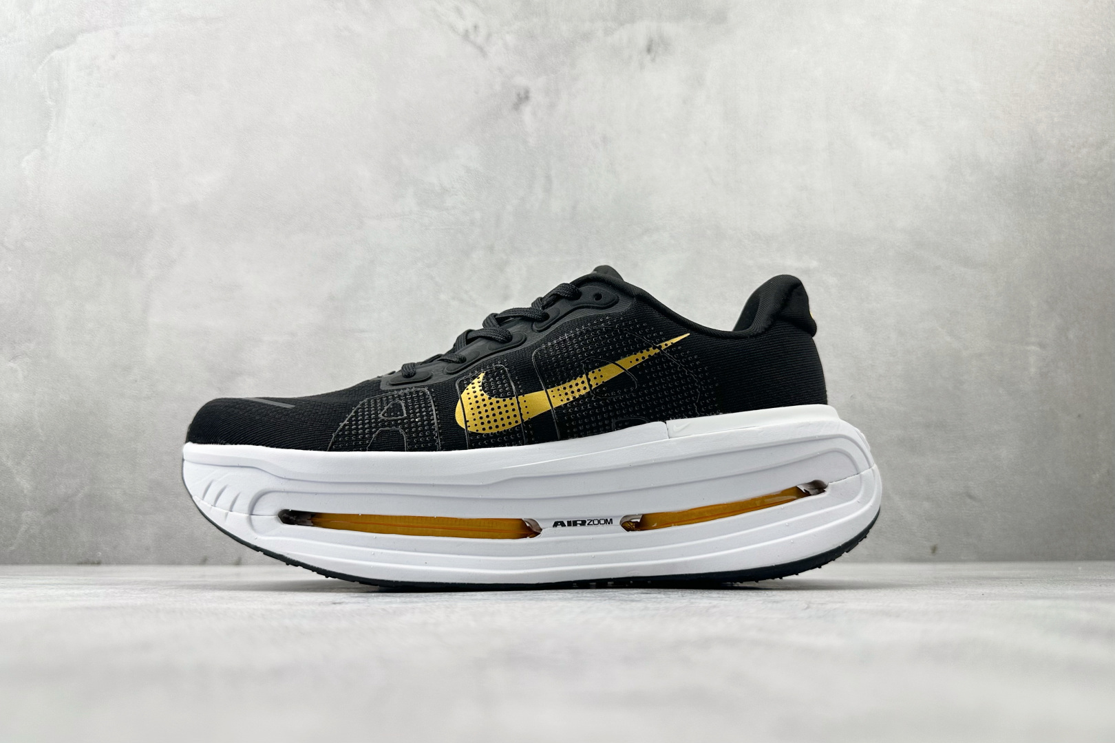 Nike Vomero Vomero Premium 黑金 HQ2050-683 Nike Vomero Vomero Premium 黑金 HQ2050-683