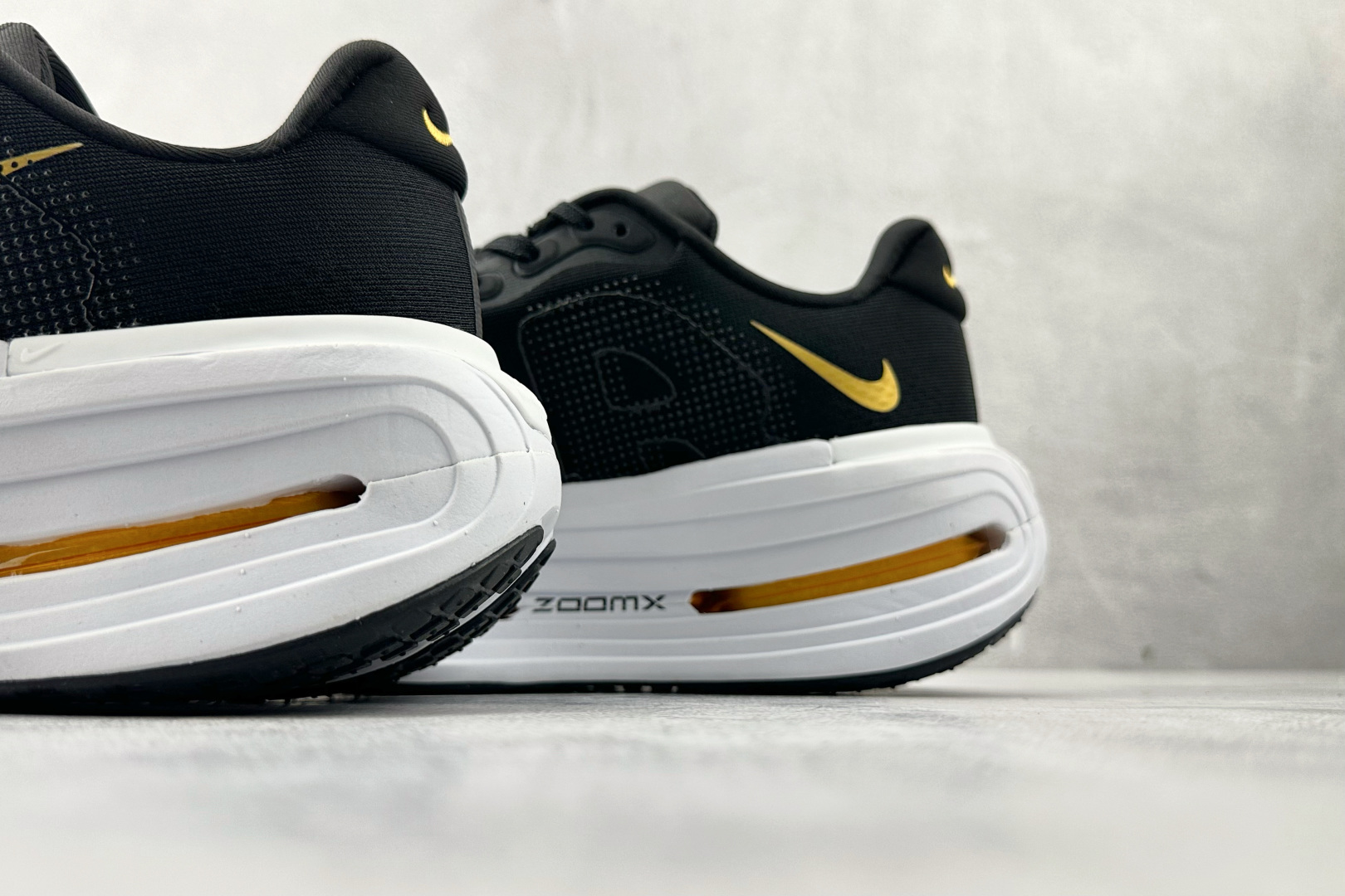 Nike Vomero Vomero Premium 黑金 HQ2050-683 Nike Vomero Vomero Premium 黑金 HQ2050-683