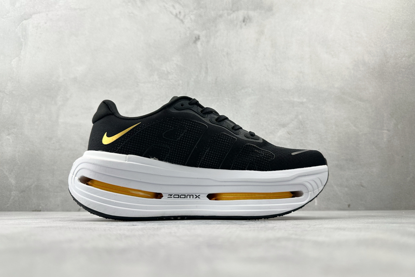 Nike Vomero Vomero Premium 黑金 HQ2050-683 Nike Vomero Vomero Premium 黑金 HQ2050-683