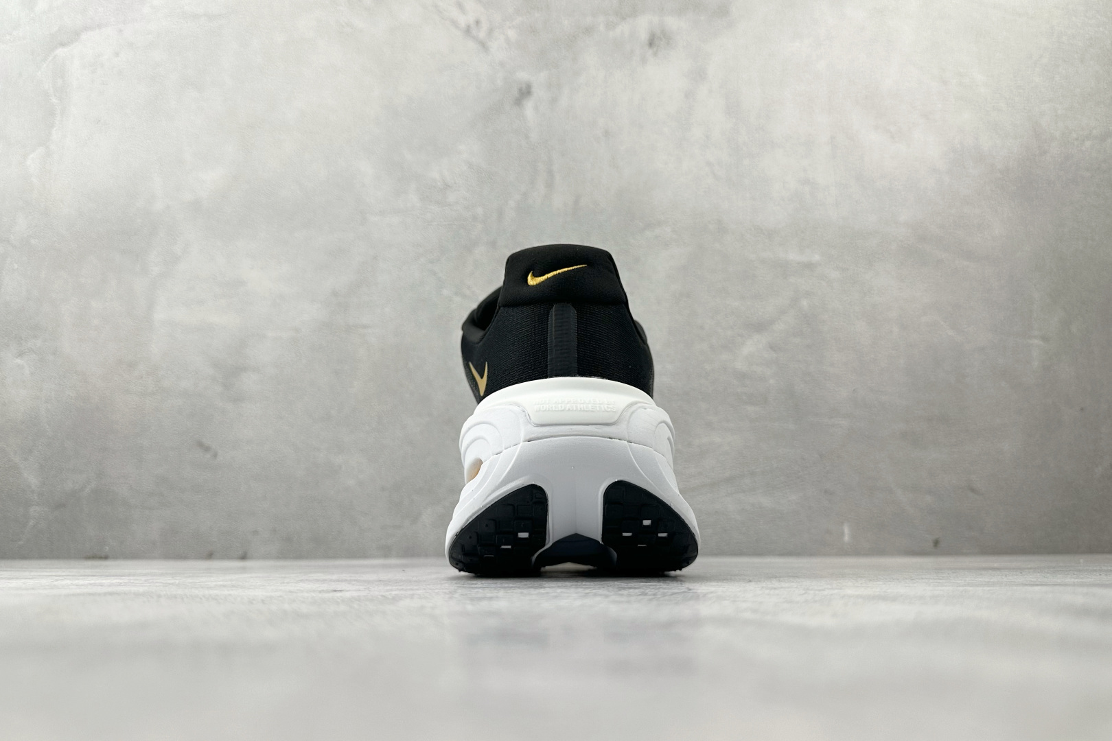 Nike Vomero Vomero Premium 黑金 HQ2050-683 Nike Vomero Vomero Premium 黑金 HQ2050-683