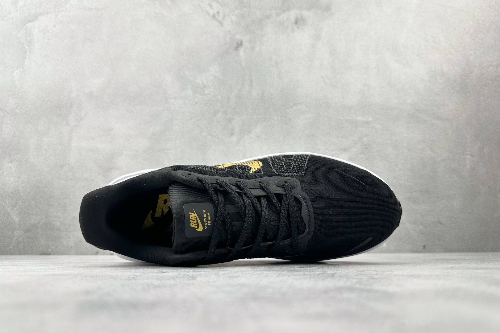 Nike Vomero Vomero Premium 黑金 HQ2050-683 Nike Vomero Vomero Premium 黑金 HQ2050-683