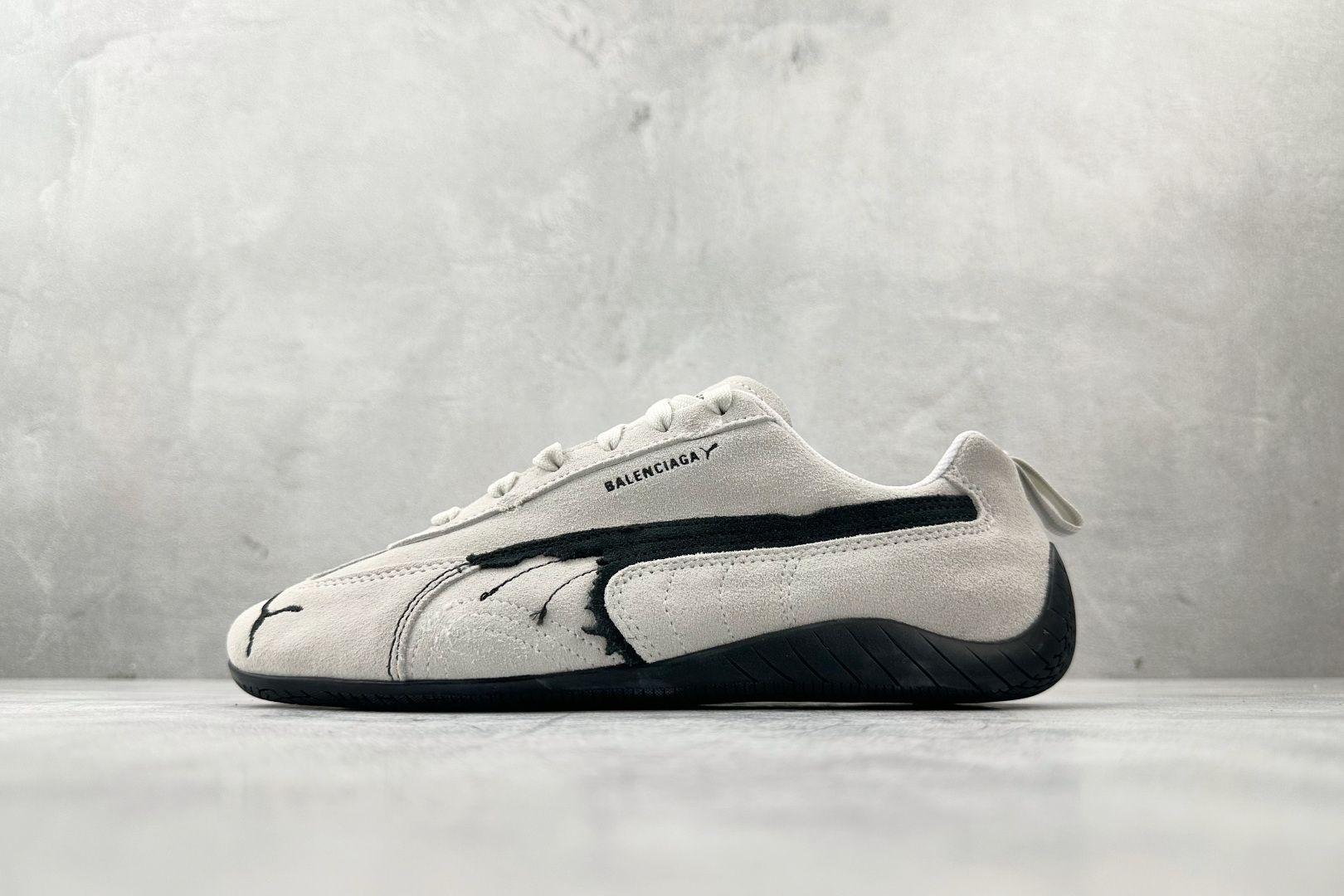 ZG 💰140
PUMA 赛车鞋 性价比天花板 指令单已排满 Puma专业户 二次成型“猛帮”成型工艺 真拼接鞋面 杜绝杀猪版本 PUMA彪马 × Balenciaga巴黎世家Speedcat 系列 白黑

货号：847146WSDSD9010白色
尺码：35 36 36.5 37.5 38 38.5 39 40 40.5 41 42 42.5 43 44 44.5 45 
编码：29