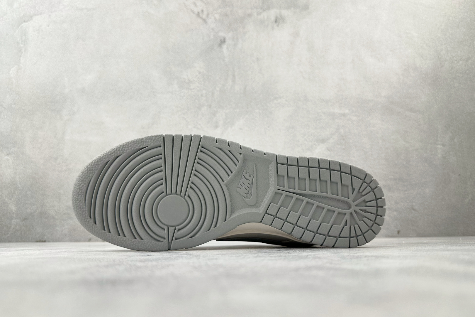 YC 双十一特价双十一特价【定制球鞋】Nike Dunk SB 极致灰 白灰货号：WB0508 04尺码