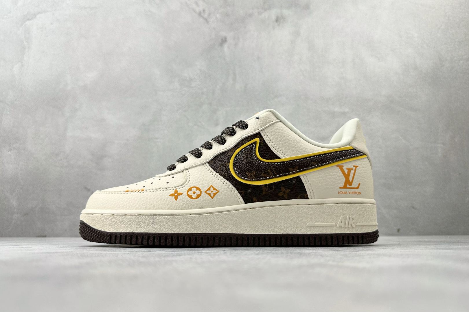 XC 💰210
Nike Air Force 1 07 LV 联名 米白棕

货号：DD1982 302
尺码：36 36.5 37.5 38 38.5 39 40 40.5 41 42 42.5 43 44 44.5 45 
编码：36
