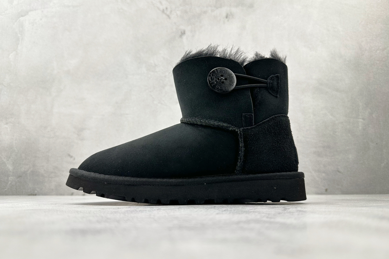 Top 💰190
UGG Bailey Mini Bailey Button II Boot 黑色

货号：1016422 BLK
尺码：35 36 36.5 37.5 38 38.5 39 40
编码：33