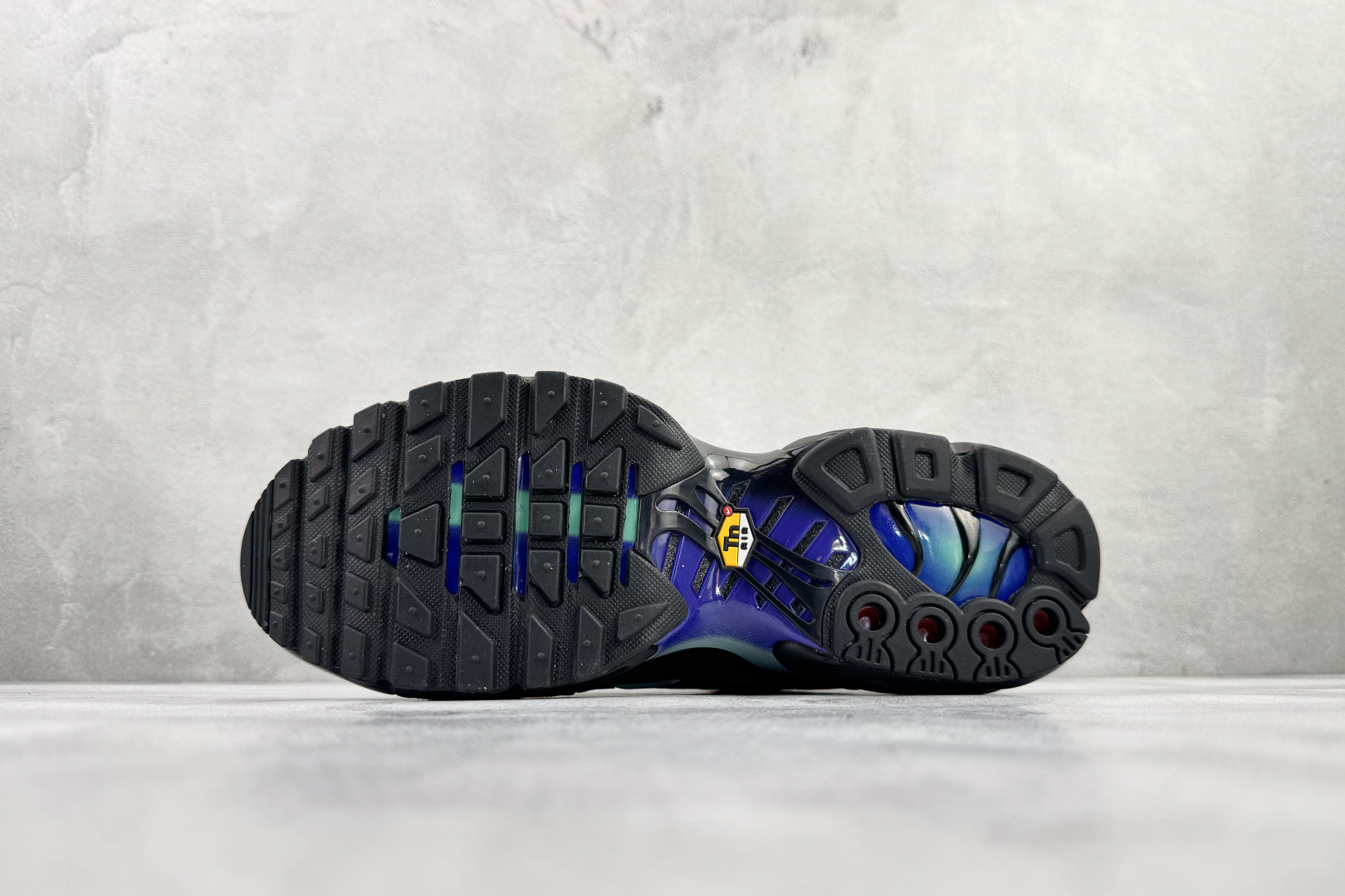 Max Nike Air Max Plus 黑色货号：DZ4509 001尺码：36 36.5 37.5