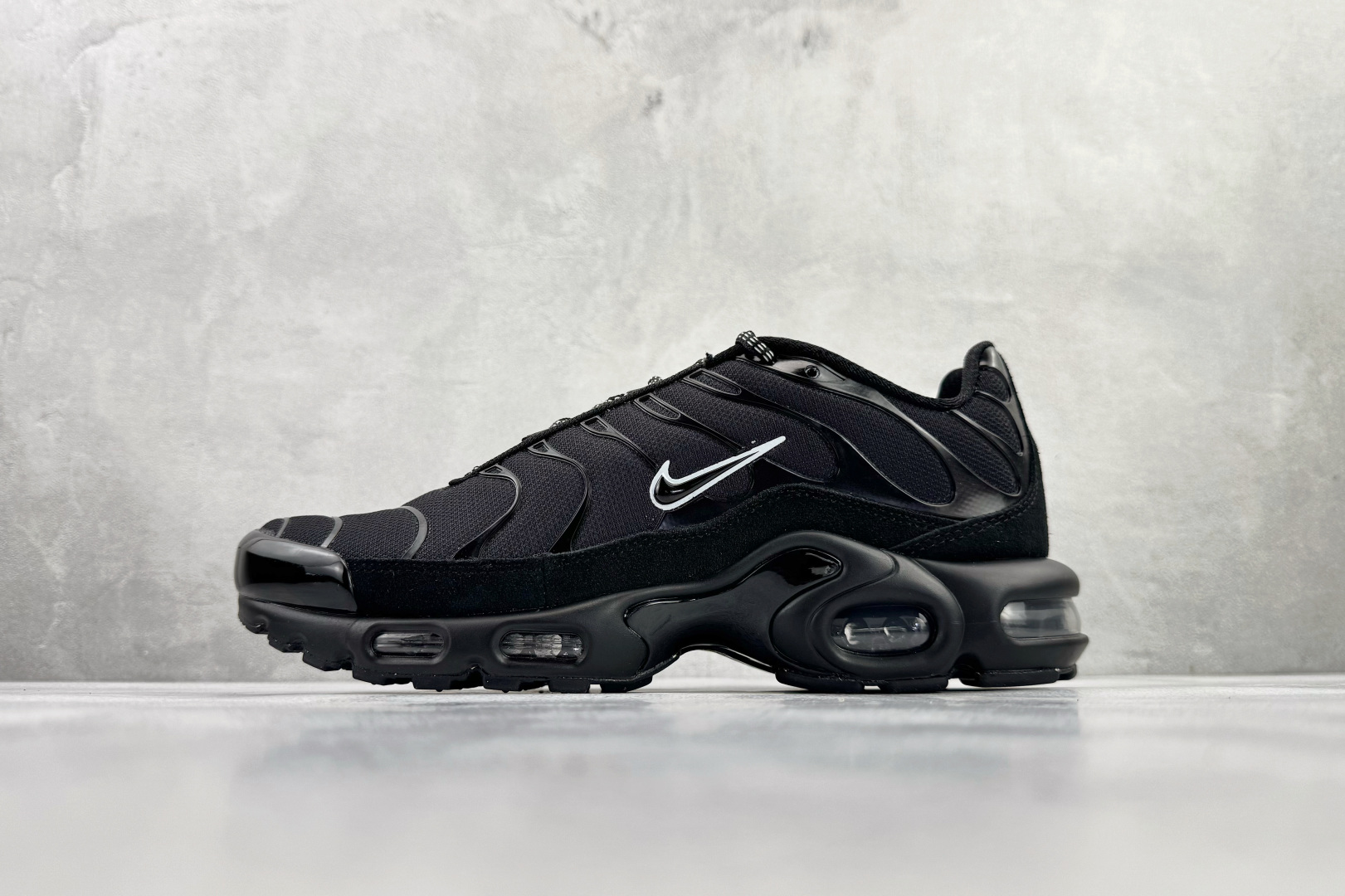 Max Nike Air Max Plus 黑色货号：DZ4509 001尺码：36 36.5 37.5