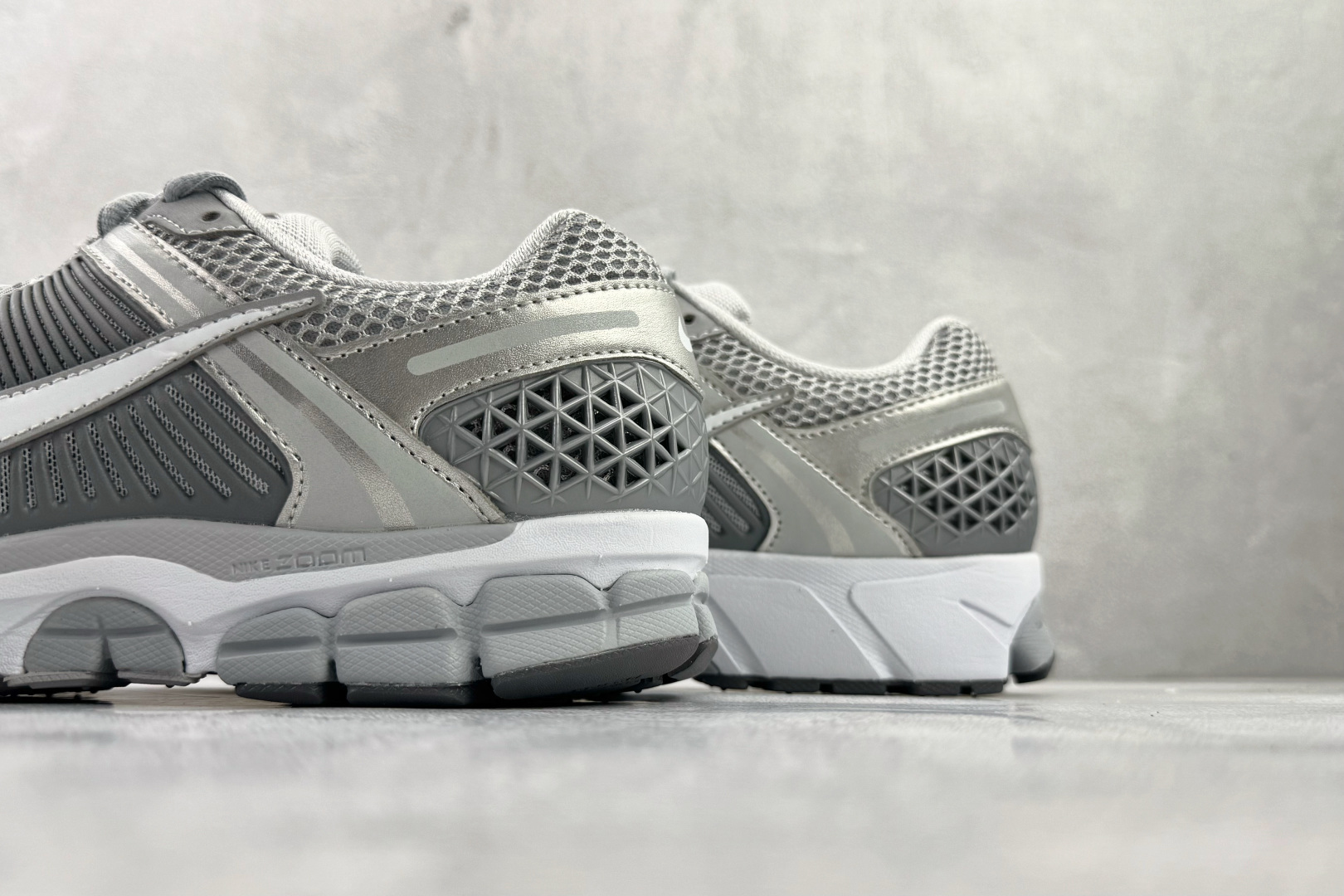 220 Nike Air Zoom Vomero 5 银色 FJ4151-003-Chinese UA Cheap High Quatity Brand Clothes Bags handbags Sneakers wholesale wholesaler seller from China Factory suppliers Fashion Clothing Shoes best Quality Beautiful Price 220 Nike Air Zoom Vomero 5 银色 FJ4151-003