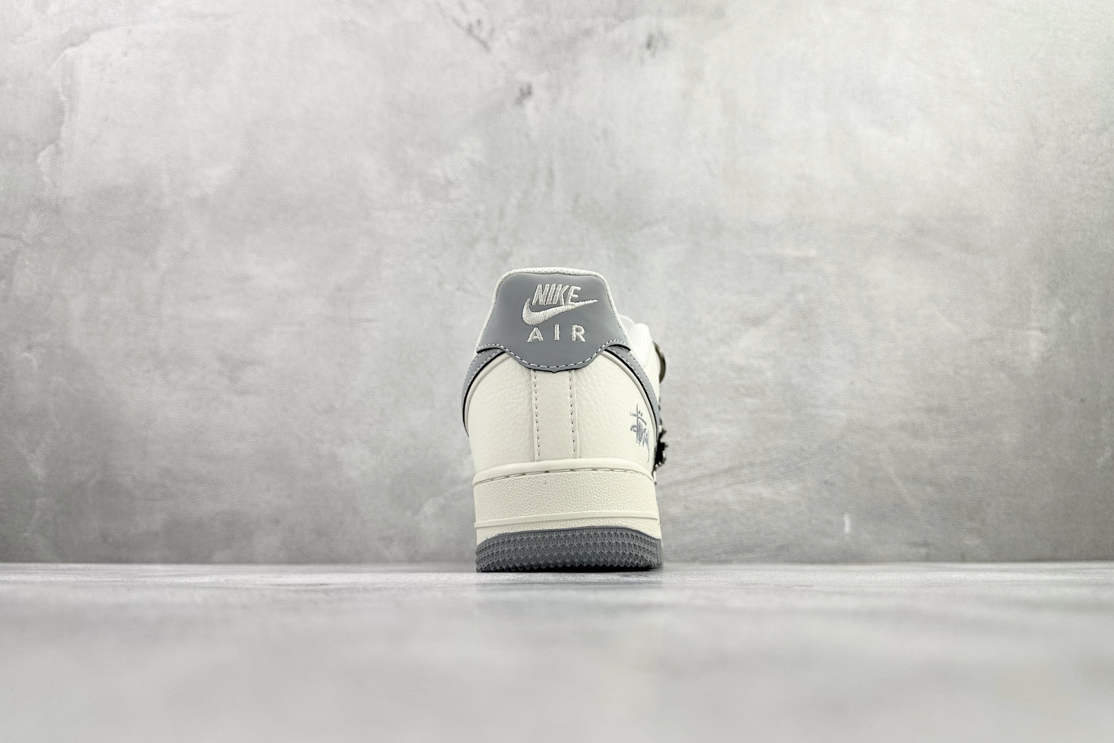 260 Nike Air Force 1 07 斯图西 联名 米百灰 CS5288-040
