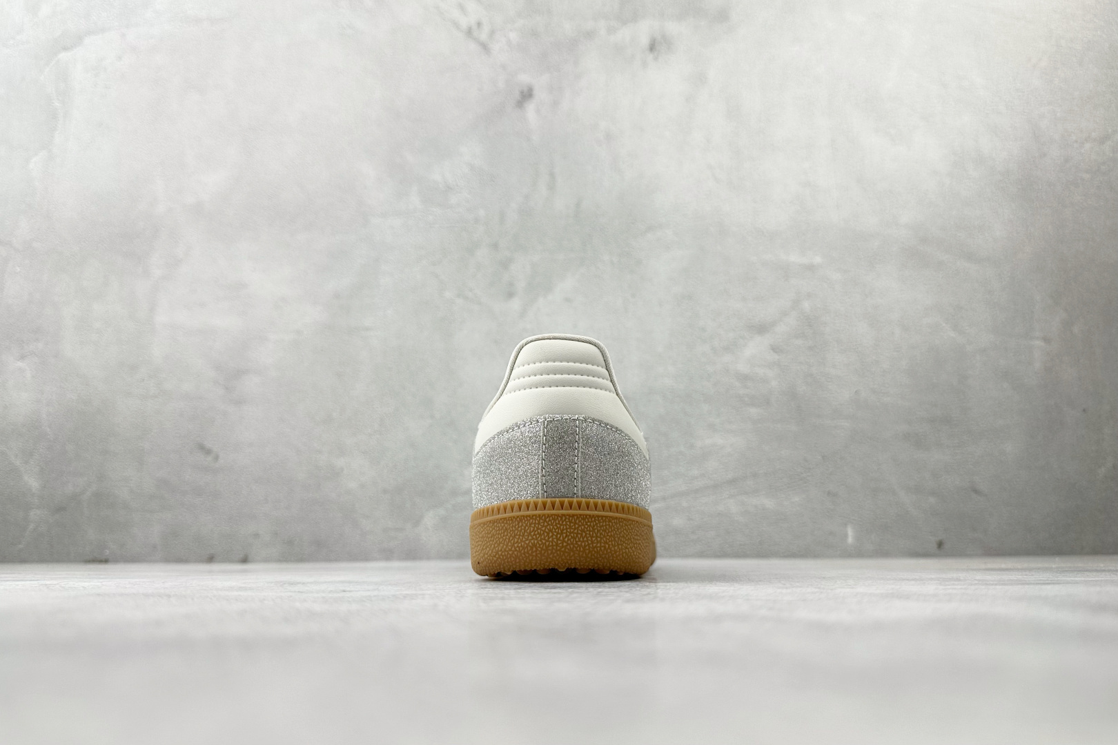 170 adidas originals Samba Shiny Pack 银色 KI6264-Chinese UA Cheap High Quatity Brand Clothes Bags handbags Sneakers wholesale wholesaler seller from China Factory suppliers Fashion Clothing Shoes best Quality Beautiful Price 170 adidas originals Samba Shiny Pack 银色 KI6264