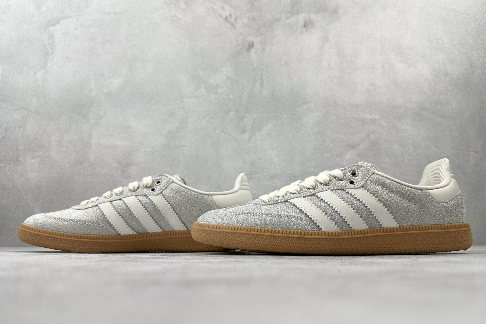 170 adidas originals Samba Shiny Pack 银色 KI6264-Chinese UA Cheap High Quatity Brand Clothes Bags handbags Sneakers wholesale wholesaler seller from China Factory suppliers Fashion Clothing Shoes best Quality Beautiful Price 170 adidas originals Samba Shiny Pack 银色 KI6264