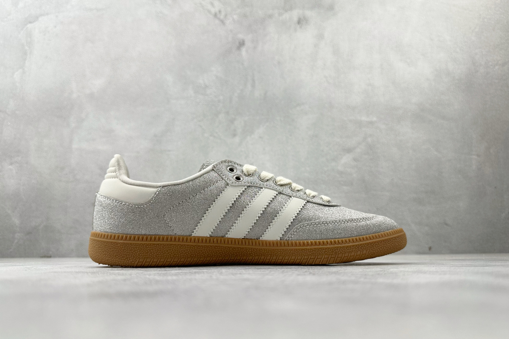 170 adidas originals Samba Shiny Pack 银色 KI6264-Chinese UA Cheap High Quatity Brand Clothes Bags handbags Sneakers wholesale wholesaler seller from China Factory suppliers Fashion Clothing Shoes best Quality Beautiful Price 170 adidas originals Samba Shiny Pack 银色 KI6264