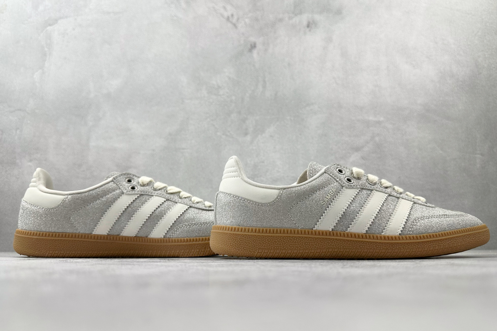 170 adidas originals Samba Shiny Pack 银色 KI6264-Chinese UA Cheap High Quatity Brand Clothes Bags handbags Sneakers wholesale wholesaler seller from China Factory suppliers Fashion Clothing Shoes best Quality Beautiful Price 170 adidas originals Samba Shiny Pack 银色 KI6264