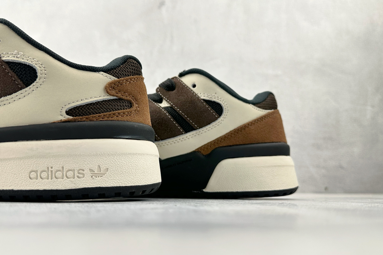 200 东南亚订单 adidas originals FORUM 2000 Shoes 棕黑色 JS3160