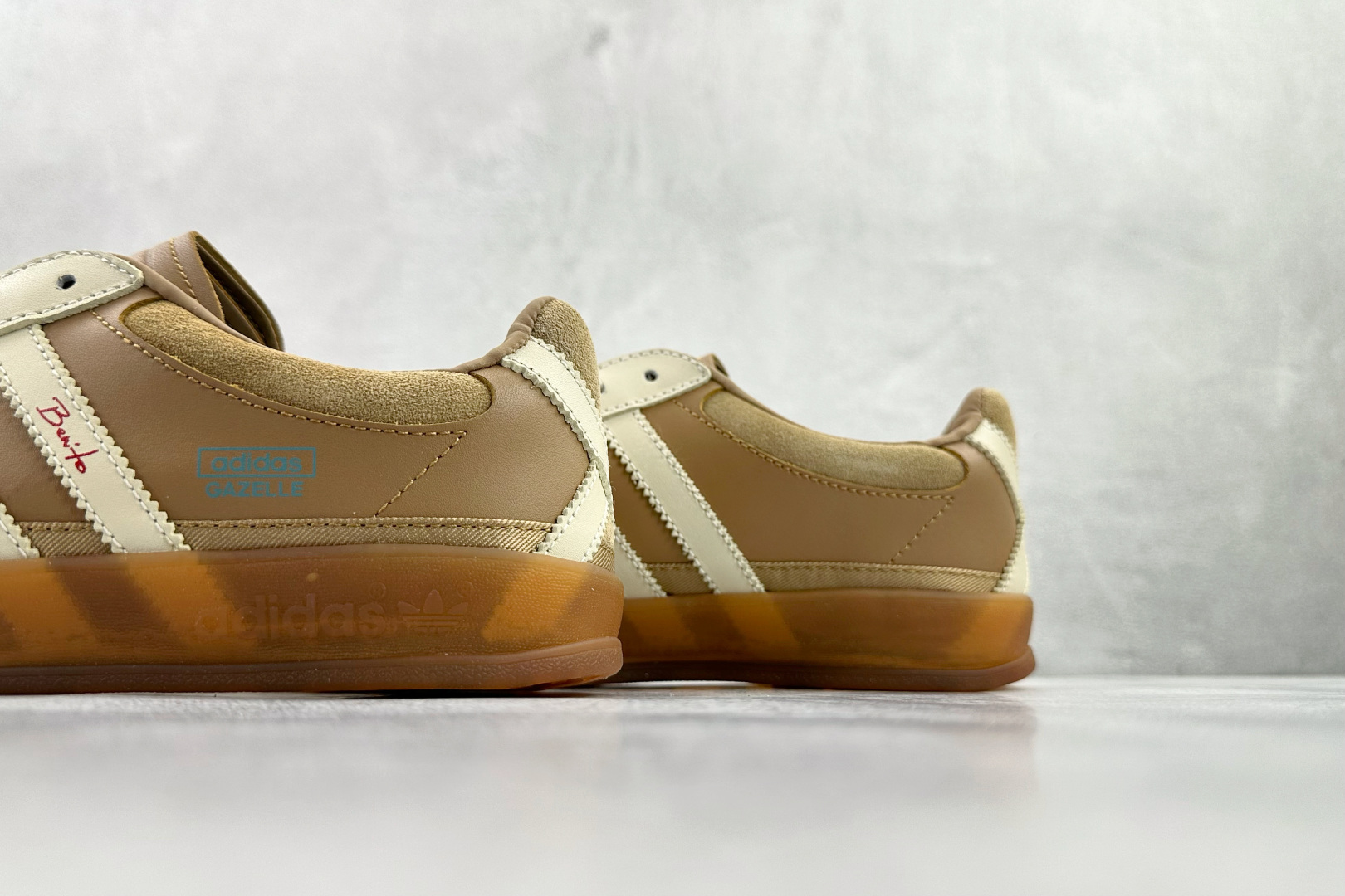 Bad Bunny x Lionel Messi x adidas originals GAZELLE INDOOR 卡其色 JR0182