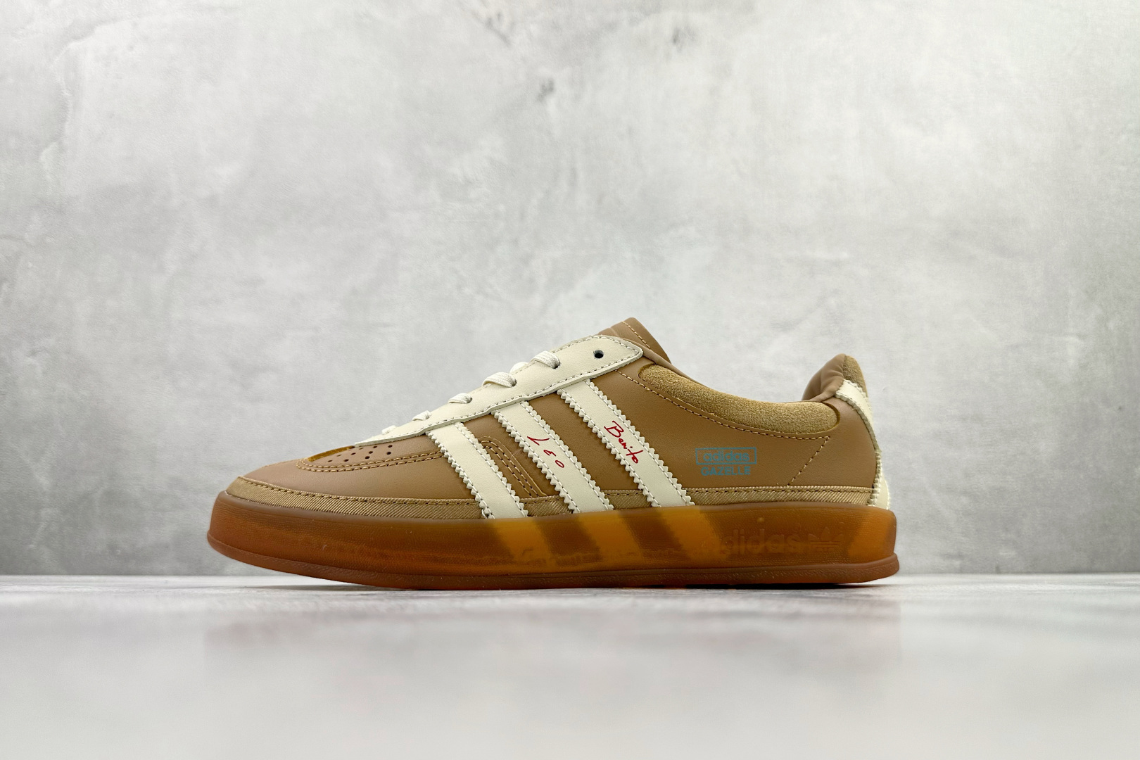Bad Bunny x Lionel Messi x adidas originals GAZELLE INDOOR 卡其色 JR0182