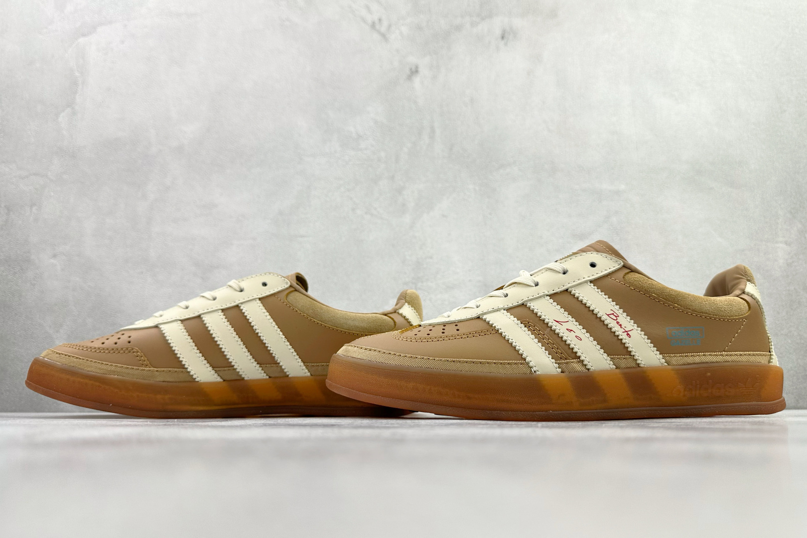 Bad Bunny x Lionel Messi x adidas originals GAZELLE INDOOR 卡其色 JR0182
