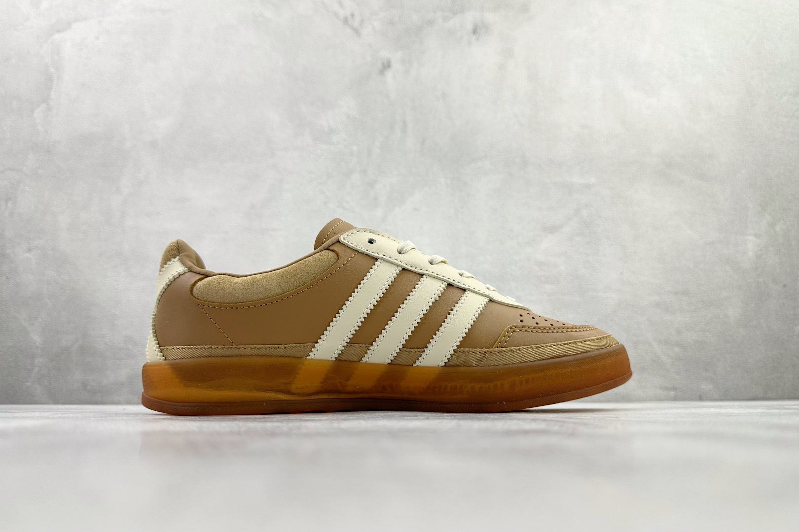 Bad Bunny x Lionel Messi x adidas originals GAZELLE INDOOR 卡其色 JR0182