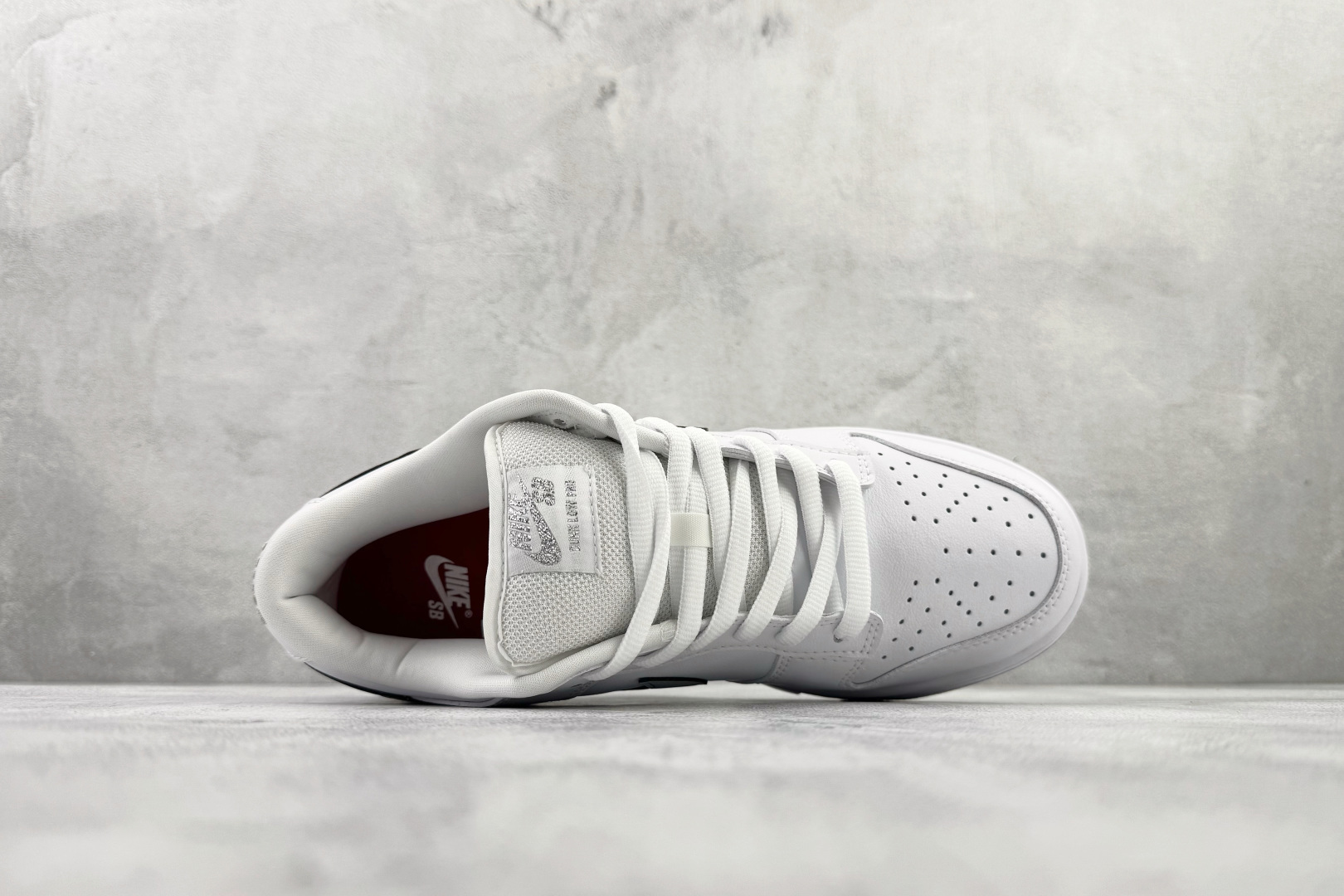 Supreme x Nike Dunk SB Low 白色 HQ8487-100 尺码：40 40.5 41 42 42.5 43 44 44.5 45 46 编码：32