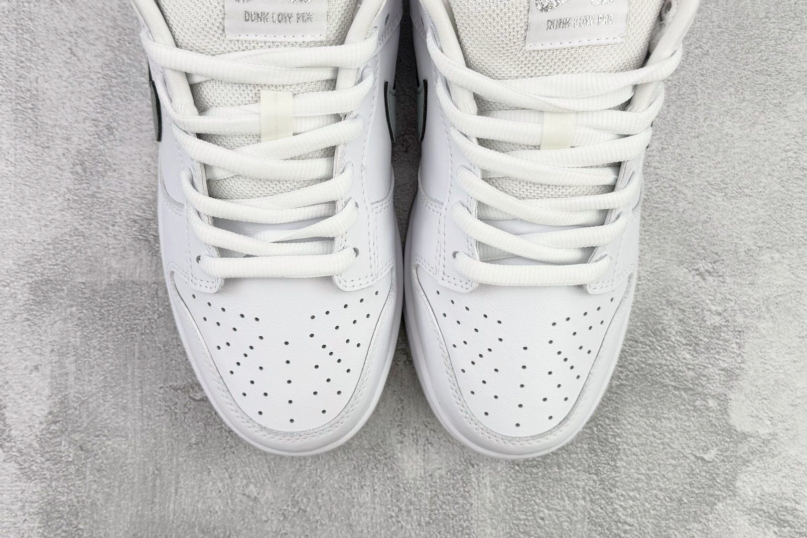 Supreme x Nike Dunk SB Low 白色 HQ8487-100 尺码：40 40.5 41 42 42.5 43 44 44.5 45 46 编码：32