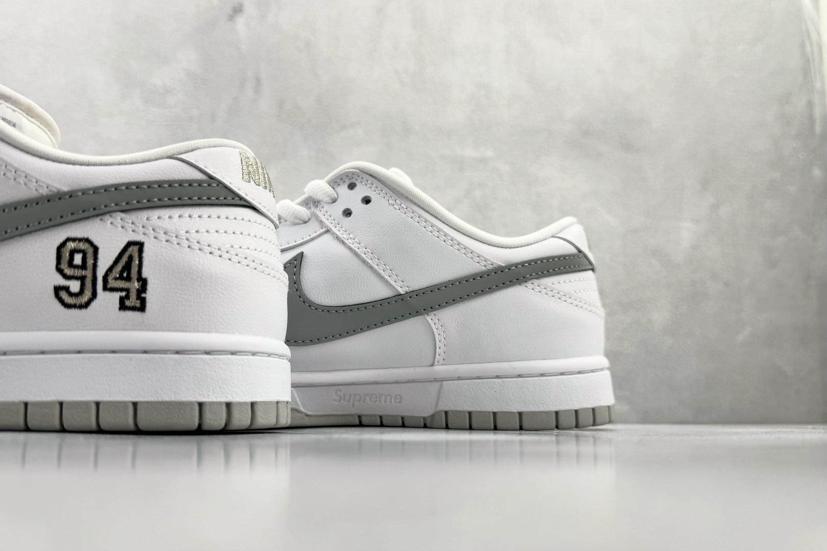 Supreme x Nike Dunk SB Low 白色 HQ8487-100 尺码：40 40.5 41 42 42.5 43 44 44.5 45 46 编码：32