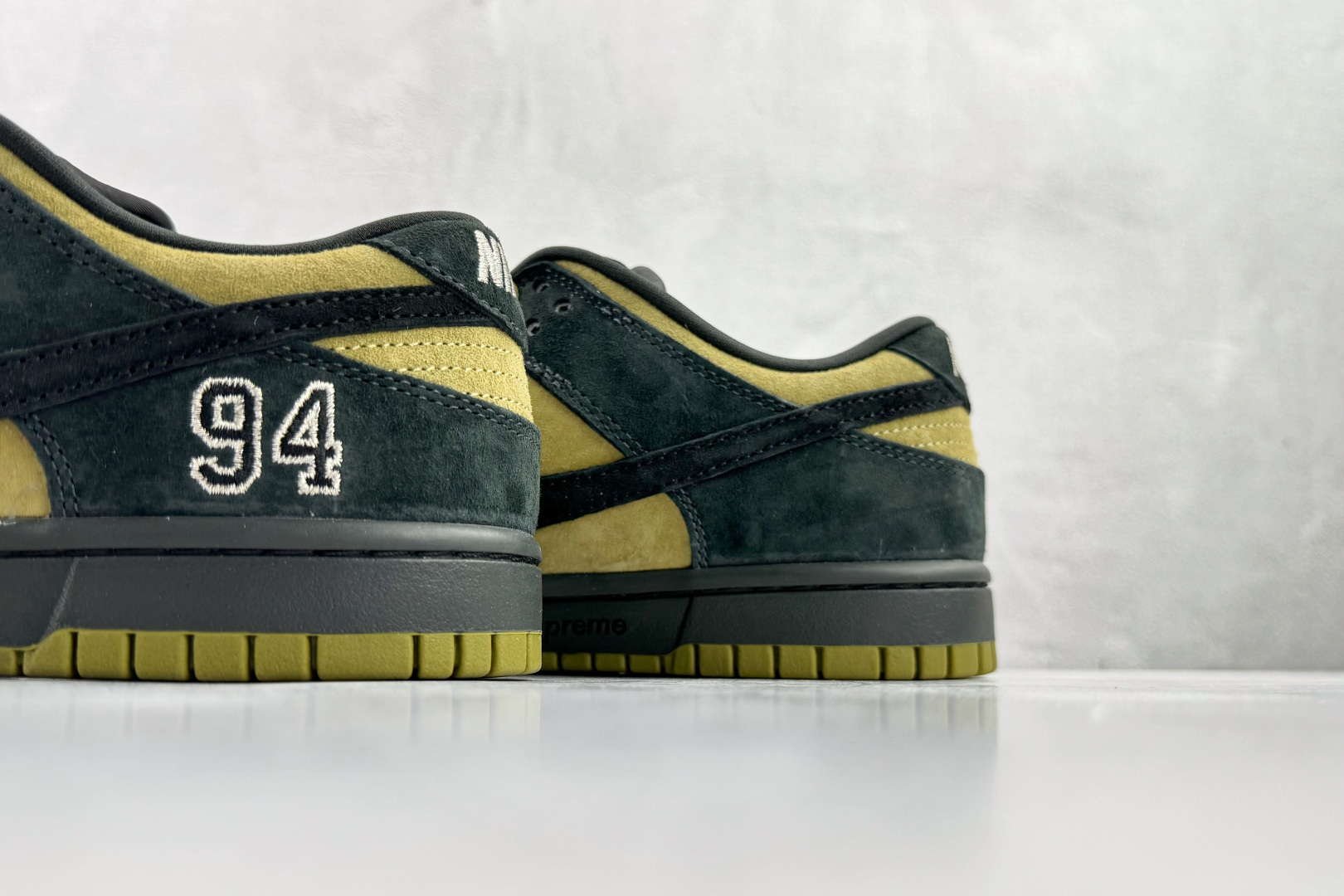 Supreme x Nike Dunk SB Low 黄黑 HQ8487-300-High Quatity Cheap Brand wholesale wholesaler seller Clothes Bags handbags Sneakers Top Fashion Clothing Shoes from China Factory Chinese suppliers best Quality Beautiful Price Supreme x Nike Dunk SB Low 黄黑 HQ8487-300