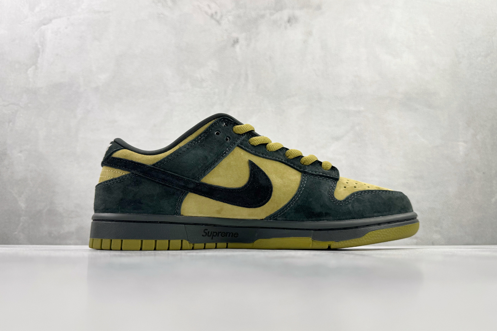 Supreme x Nike Dunk SB Low 黄黑 HQ8487-300-High Quatity Cheap Brand wholesale wholesaler seller Clothes Bags handbags Sneakers Top Fashion Clothing Shoes from China Factory Chinese suppliers best Quality Beautiful Price Supreme x Nike Dunk SB Low 黄黑 HQ8487-300