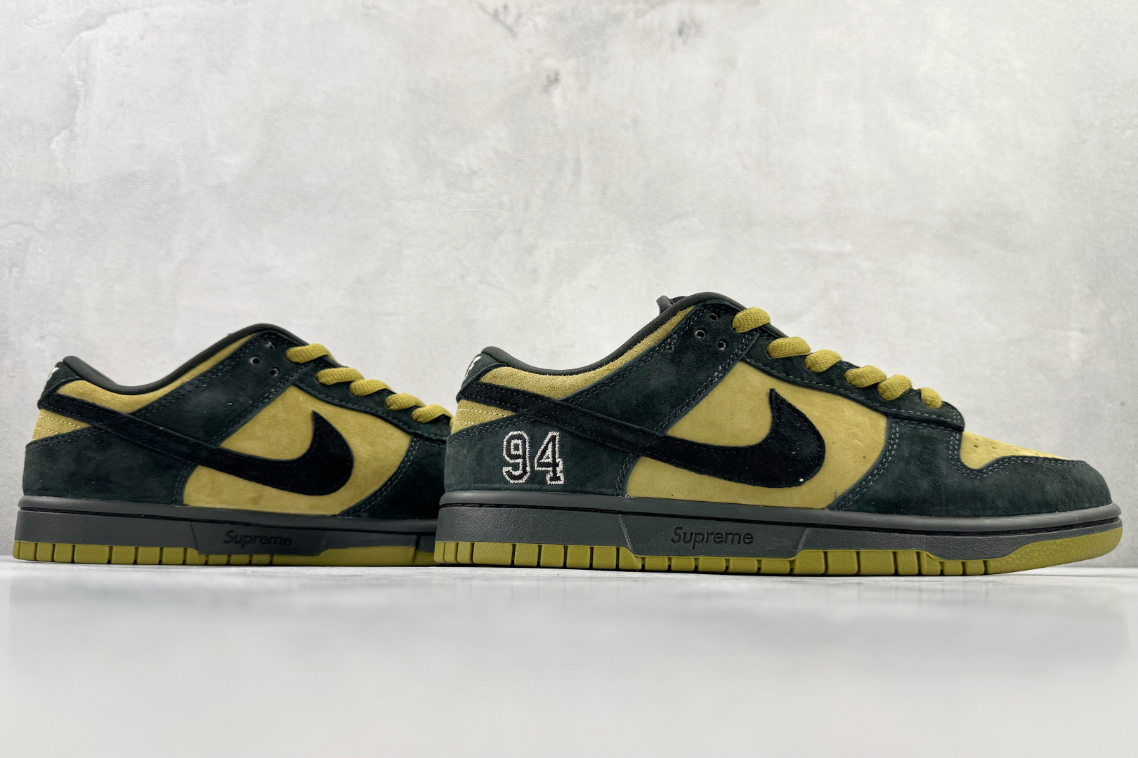 Supreme x Nike Dunk SB Low 黄黑 HQ8487-300-High Quatity Cheap Brand wholesale wholesaler seller Clothes Bags handbags Sneakers Top Fashion Clothing Shoes from China Factory Chinese suppliers best Quality Beautiful Price Supreme x Nike Dunk SB Low 黄黑 HQ8487-300