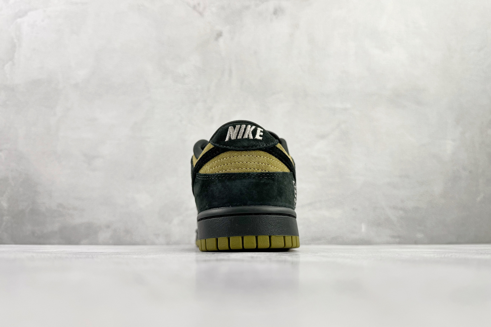 Supreme x Nike Dunk SB Low 黄黑 HQ8487-300-High Quatity Cheap Brand wholesale wholesaler seller Clothes Bags handbags Sneakers Top Fashion Clothing Shoes from China Factory Chinese suppliers best Quality Beautiful Price Supreme x Nike Dunk SB Low 黄黑 HQ8487-300