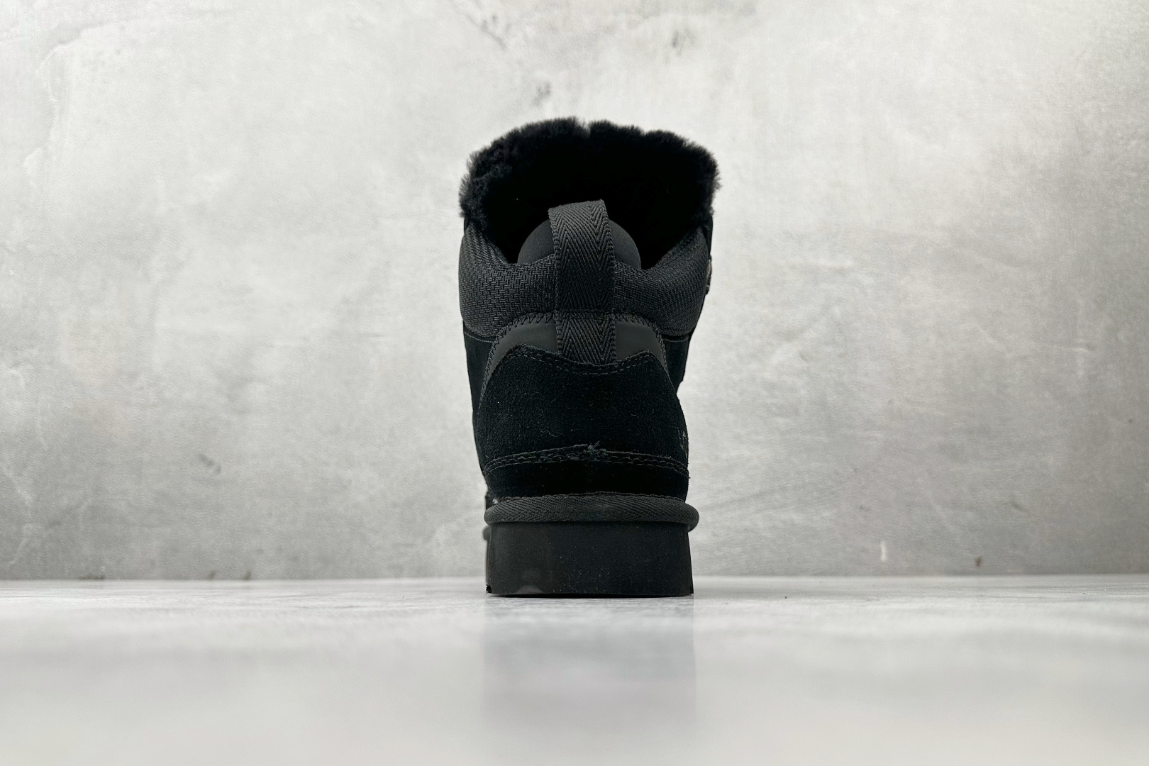 Top 本地💰290
UGG W CLASSIC HIEHMEL 黑色

货号：1145390-BLACK
尺码：35 36 36.5 37.5 38 38.5 39 40 40.5 41 42 42.5 43 44 44.5 45 
编码：39