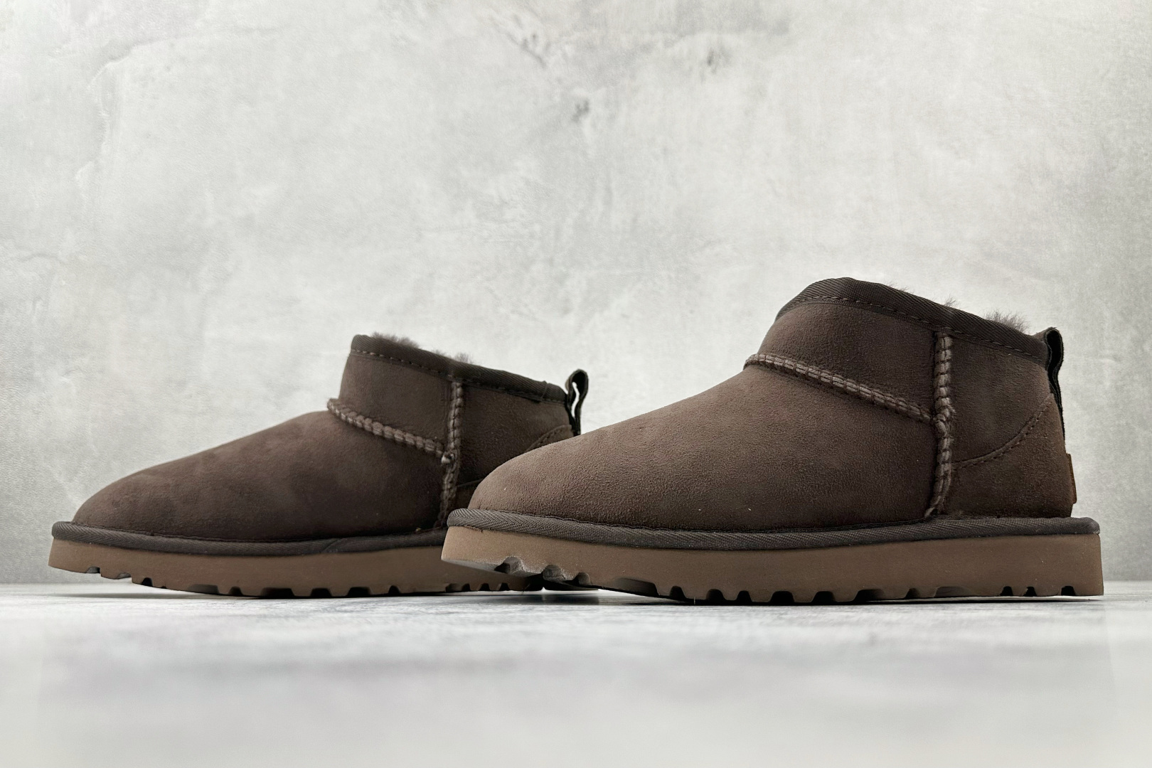 UGG CLASSIC ULTRA MINI 深棕色 1116109-CHO-High Quatity Cheap Brand wholesale wholesaler seller Clothes Bags handbags Sneakers Top Fashion Clothing Shoes from China Factory Chinese suppliers best Quality Beautiful Price UGG CLASSIC ULTRA MINI 深棕色 1116109-CHO