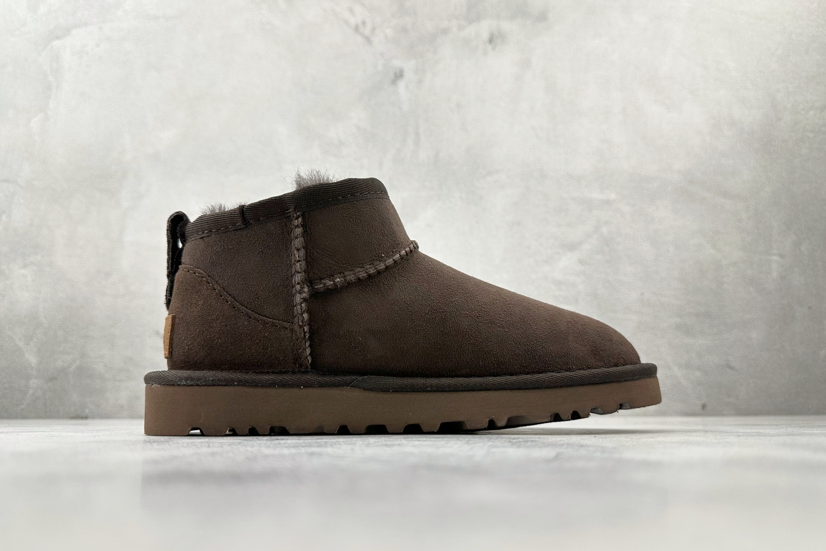 UGG CLASSIC ULTRA MINI 深棕色 1116109-CHO-High Quatity Cheap Brand wholesale wholesaler seller Clothes Bags handbags Sneakers Top Fashion Clothing Shoes from China Factory Chinese suppliers best Quality Beautiful Price UGG CLASSIC ULTRA MINI 深棕色 1116109-CHO