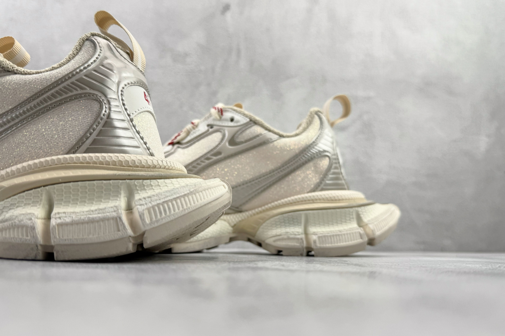 Balenciaga巴黎世家 3XL 银粉 734734 W3XLX 2260-High Quatity Cheap Brand wholesale wholesaler seller Clothes Bags handbags Sneakers Top Fashion Clothing Shoes from China Factory Chinese suppliers best Quality Beautiful Price Balenciaga巴黎世家 3XL 银粉 734734 W3XLX 2260