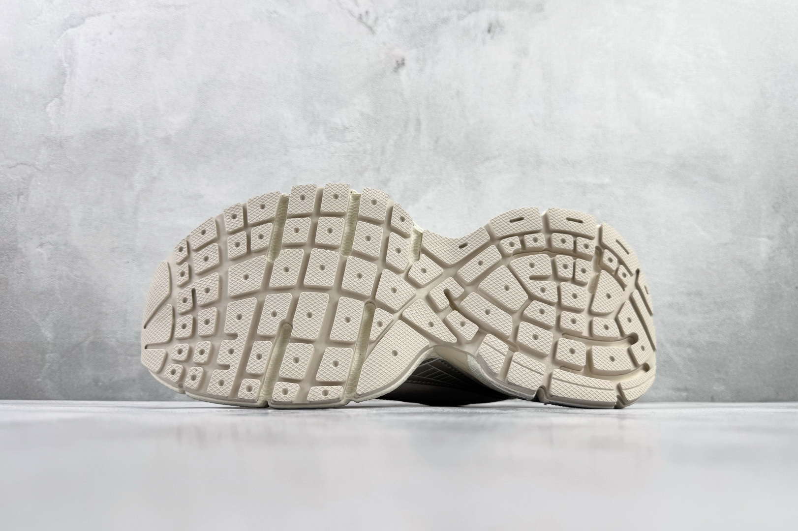 Balenciaga巴黎世家 3XL 银粉 734734 W3XLX 2260-High Quatity Cheap Brand wholesale wholesaler seller Clothes Bags handbags Sneakers Top Fashion Clothing Shoes from China Factory Chinese suppliers best Quality Beautiful Price Balenciaga巴黎世家 3XL 银粉 734734 W3XLX 2260