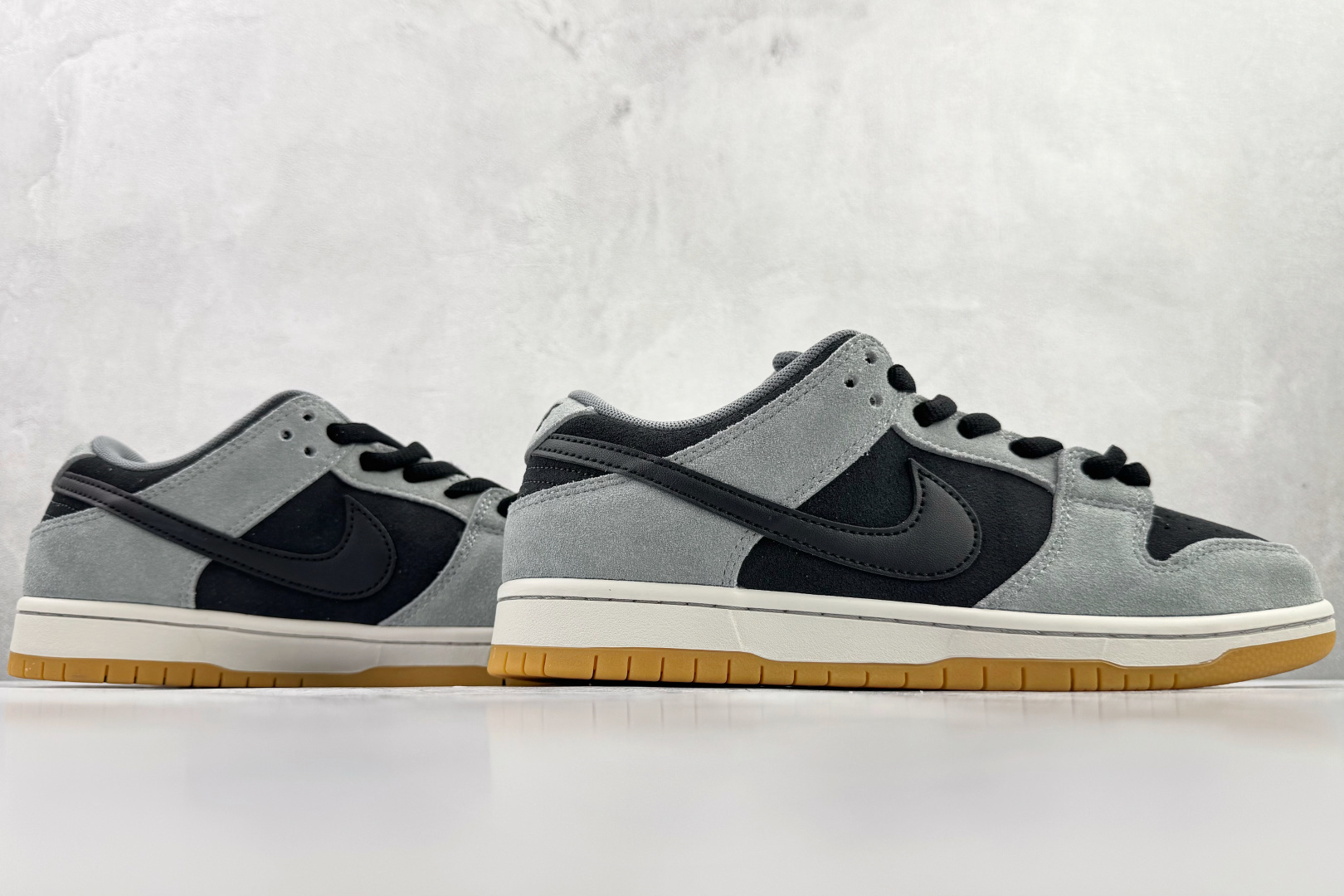 240 Supreme x Nike Dunk SB Low 灰黑色 HF3063-001