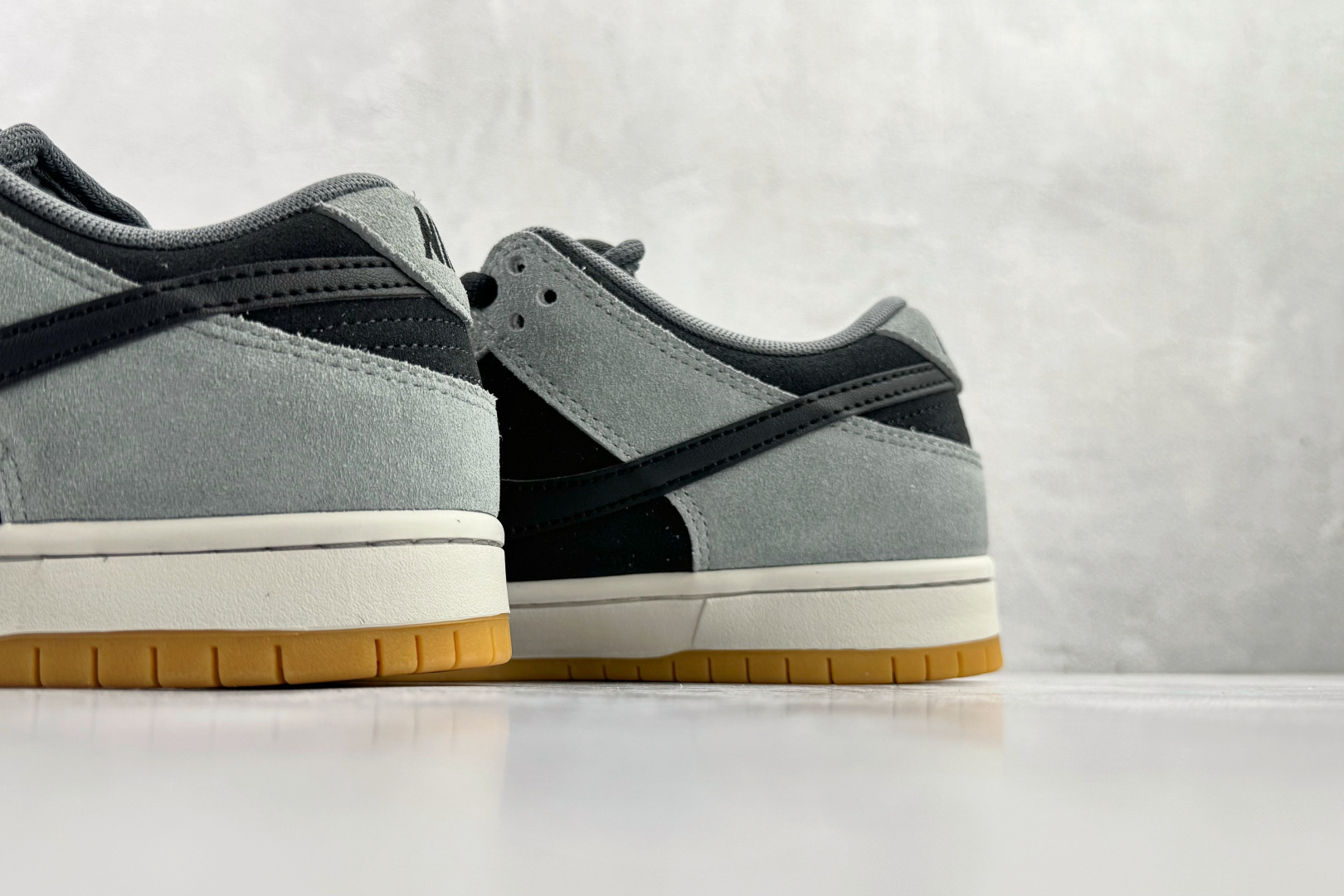 240 Supreme x Nike Dunk SB Low 灰黑色 HF3063-001