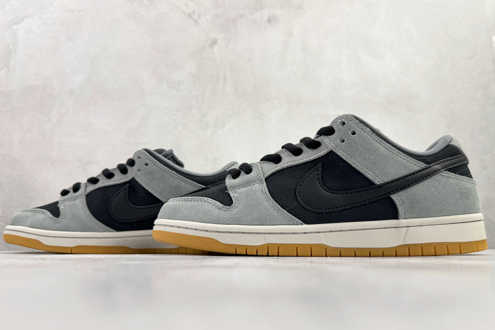 240 Supreme x Nike Dunk SB Low 灰黑色 HF3063-001