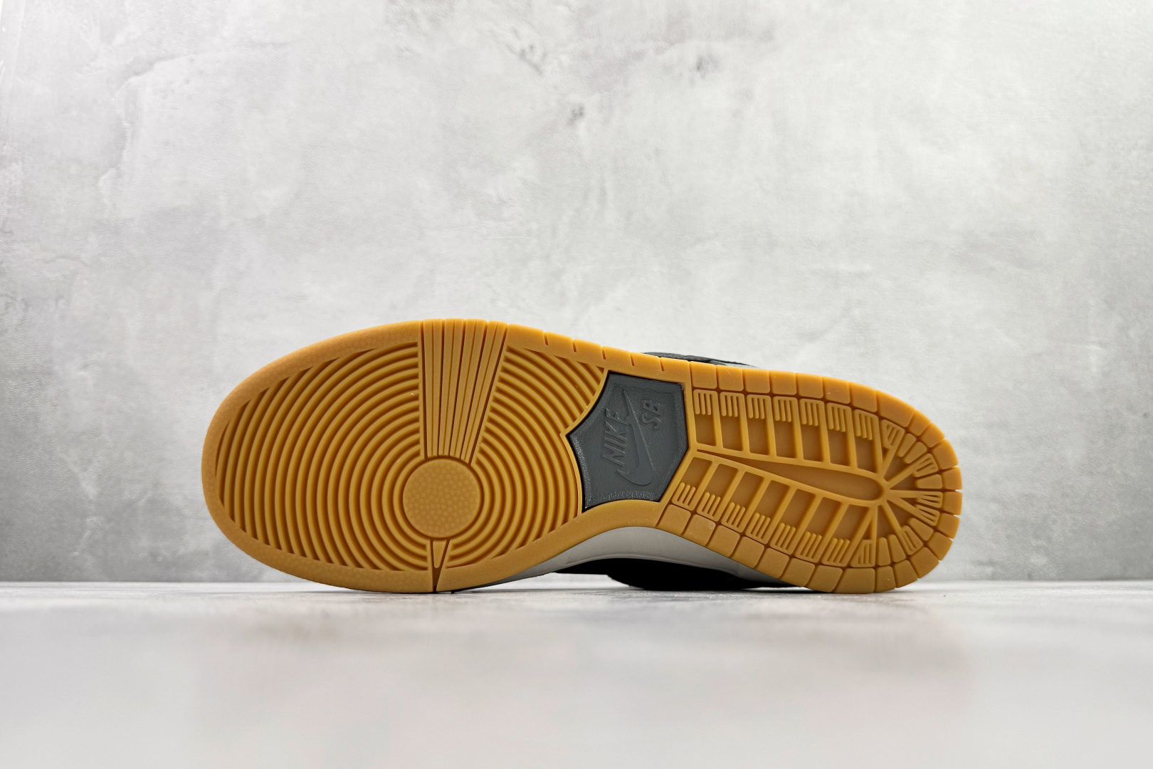 240 Supreme x Nike Dunk SB Low 灰黑色 HF3063-001