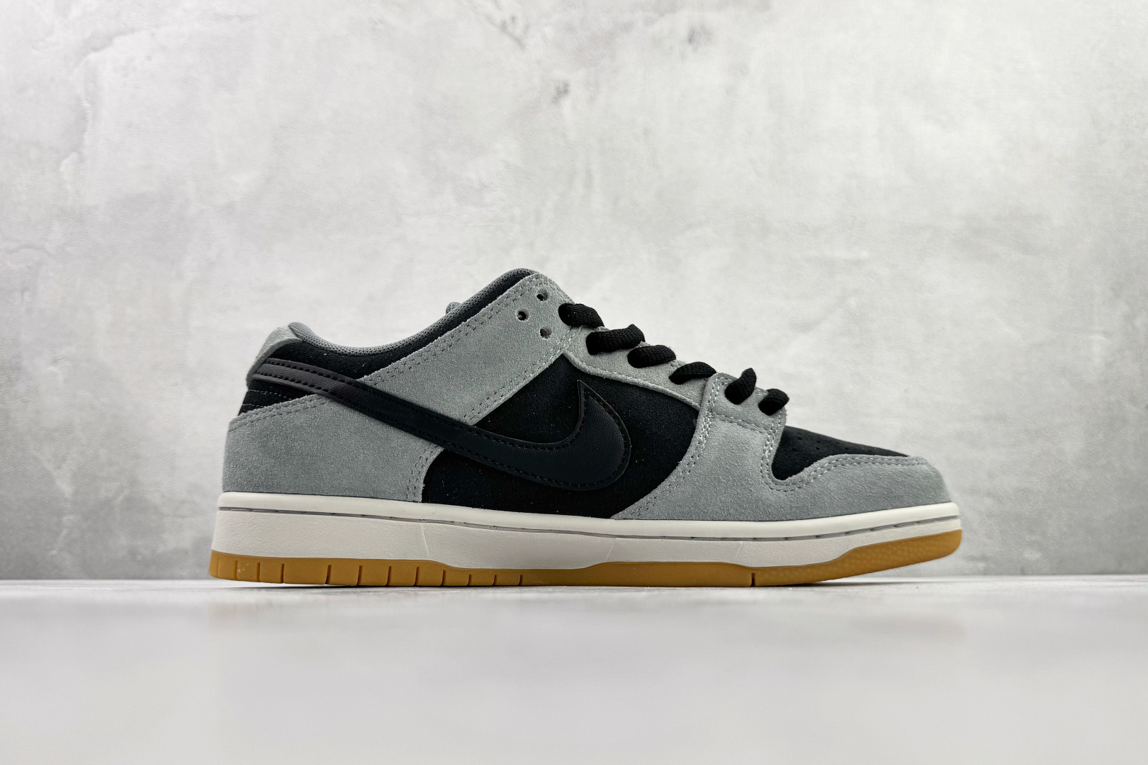 240 Supreme x Nike Dunk SB Low 灰黑色 HF3063-001