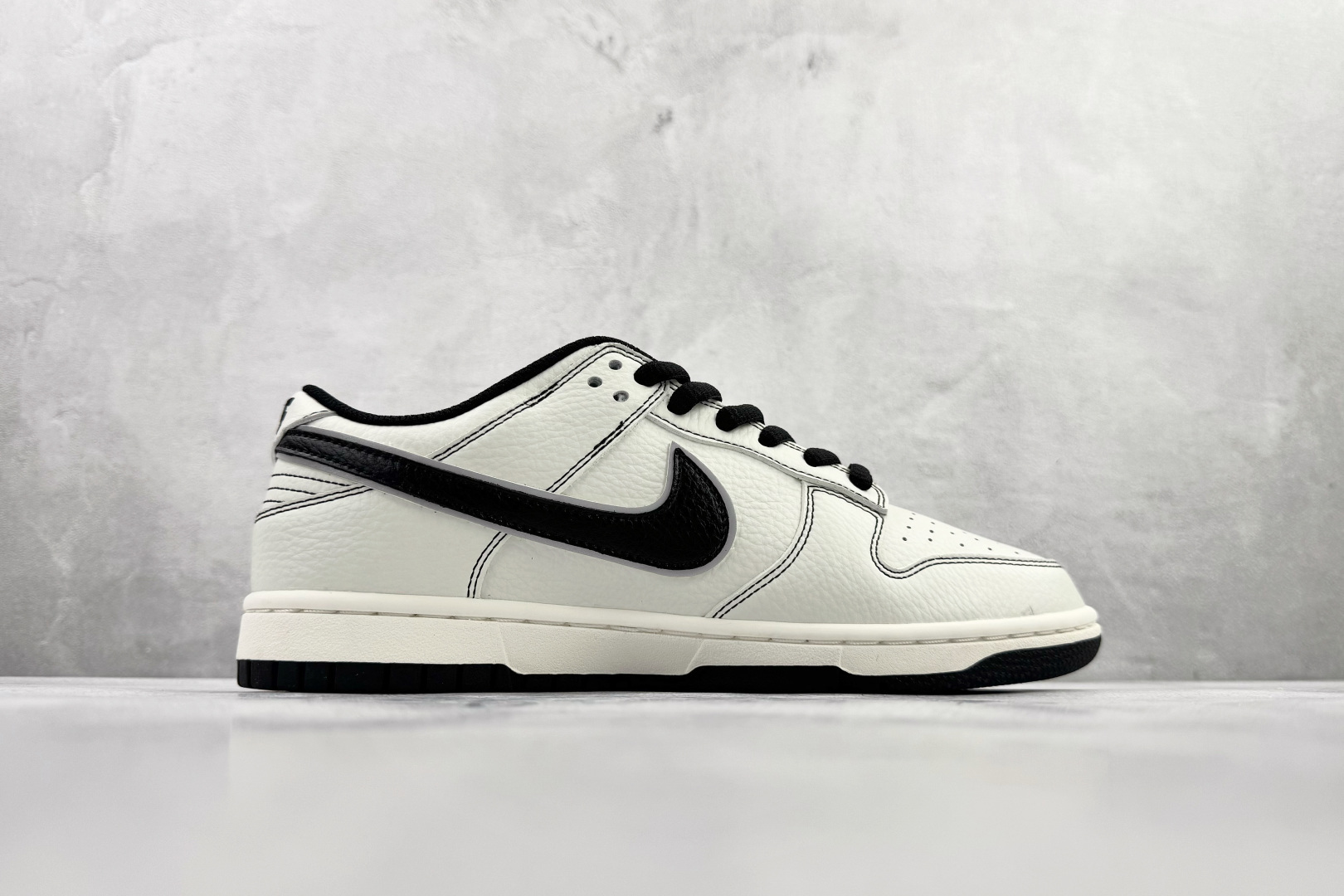 Nike Dunk Low 白黑色 UN1697-666