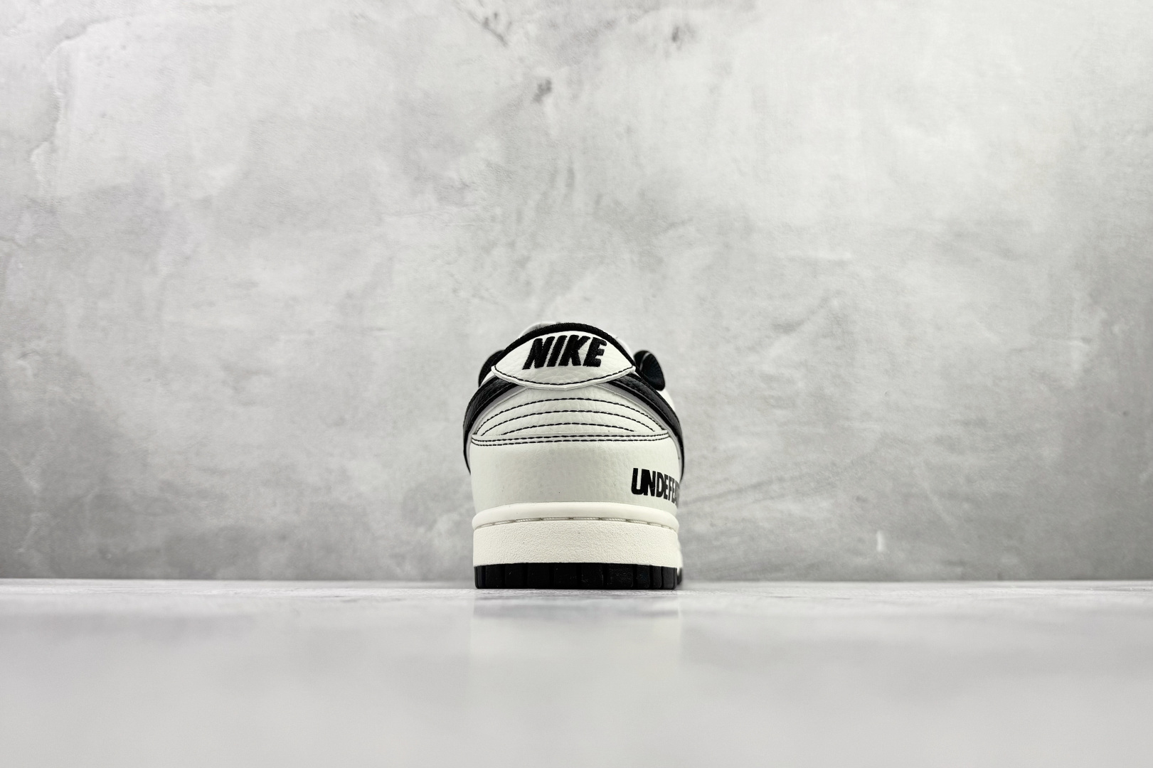 Nike Dunk Low 白黑色 UN1697-666