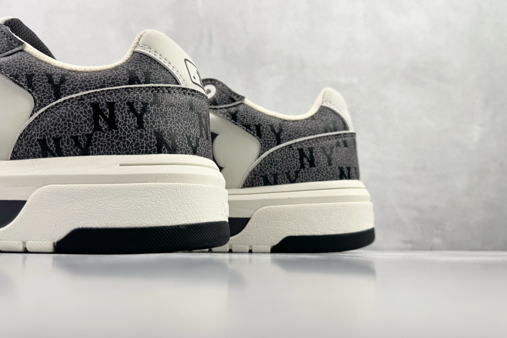 200 MLB Chunky LINER POCKET MONOGRAM 深灰色 3ASXP025N-50MGD-Chinese UA Cheap High Quatity Brand Clothes Bags handbags Sneakers wholesale wholesaler seller from China Factory suppliers Fashion Clothing Shoes best Quality Beautiful Price 200 MLB Chunky LINER POCKET MONOGRAM 深灰色 3ASXP025N-50MGD