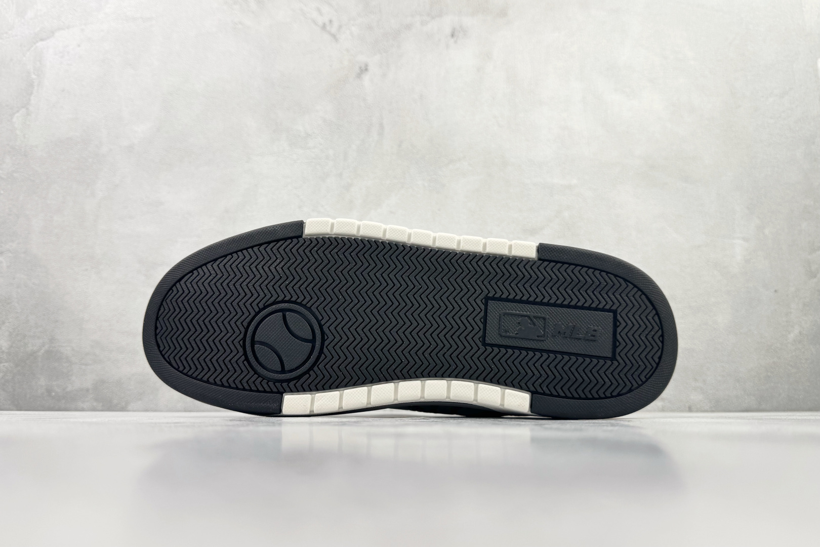 200 MLB Chunky LINER POCKET MONOGRAM 深灰色 3ASXP025N-50MGD-Chinese UA Cheap High Quatity Brand Clothes Bags handbags Sneakers wholesale wholesaler seller from China Factory suppliers Fashion Clothing Shoes best Quality Beautiful Price 200 MLB Chunky LINER POCKET MONOGRAM 深灰色 3ASXP025N-50MGD