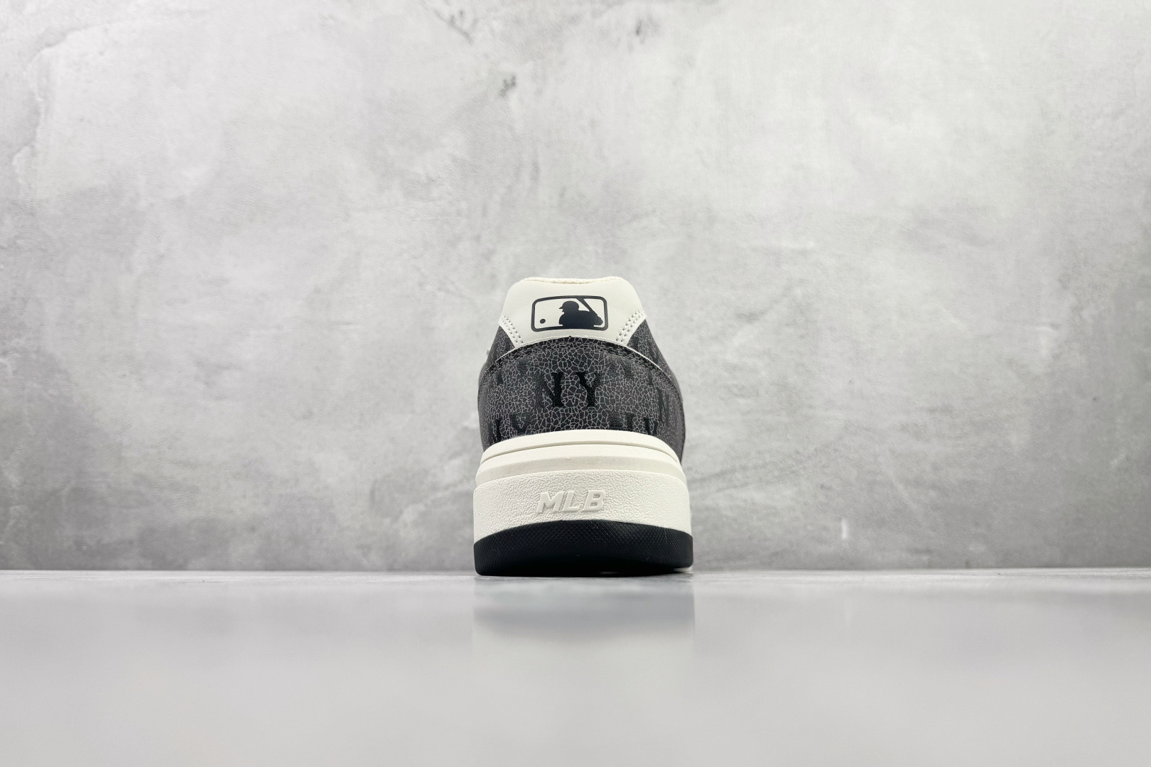 200 MLB Chunky LINER POCKET MONOGRAM 深灰色 3ASXP025N-50MGD-Chinese UA Cheap High Quatity Brand Clothes Bags handbags Sneakers wholesale wholesaler seller from China Factory suppliers Fashion Clothing Shoes best Quality Beautiful Price 200 MLB Chunky LINER POCKET MONOGRAM 深灰色 3ASXP025N-50MGD