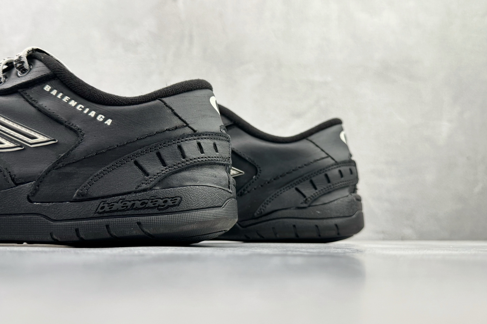 390 全新工厂开发 Balenciaga巴黎世家 25七夕系列 HAMPTONS WORN-OUT 黑色 841765WCURB